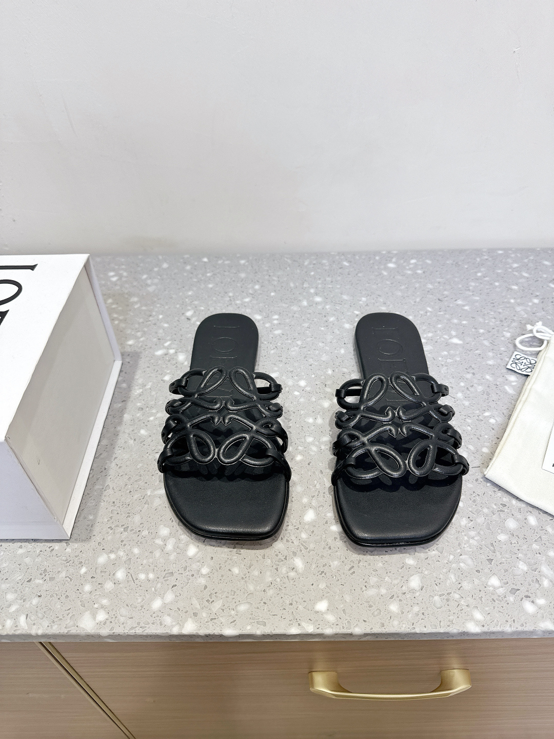 NO:255323,LOEWE 25ss Spring and Summer New Product Hollow Slippers Crazy grass planting simple design feels cleaner and more elegant, making you miss it. The color is also very pleasing and beautiful. The instant you put on your feet, it is full of temperament and aura, which is invincible and handsome. The upper is made of cowhide print, tiptoe sheepskin inside, soles imported from Italy, genuine leather soles Size35-42 (40.41.42 custom-made, no return or exchange), slippers, loewe, loewe, slippers, cowhide, sheepskin, Leather soles19860909LOEWE 罗意威 25ss春夏新品 镂空 拖鞋 疯狂种草简约设计感觉更干净优雅 让你念念不忘 颜色也很耐看漂亮,上脚瞬间气质十足气场,简直无敌帅气有型 鞋面采用牛皮印花 内里踮脚羊皮 鞋底意大利进口真皮大底 Size35-42（40.41.42定制不退换）,拖鞋,loewe,loewe,slippers,cowhide,sheepskin,Leather soles,Women's Shoes