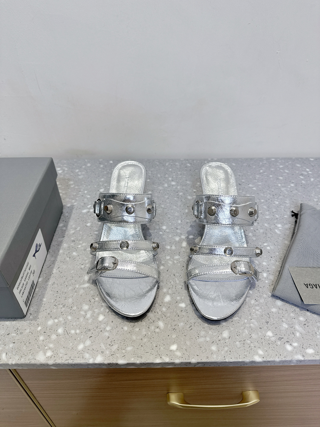 NO:255317,Balenciaga 25ss Spring and Summer New rivets, three-belt, high heels, sandals Balenciaga's very classic rivet design, kitten heel is very sexy, and the wild self with rivets!  It is full of unruly style, with the special natural patterns on the inner upper clear and delicate, and has a natural beauty!  It's very feminine to wear!  The new colors are also very beautiful!  The upper is made of original imported butter leather, inner foot padded sheepskin, heel height 6.5cm, outsole, original Italian imported leather outsole, size 35-39 (40.41 custom made without return or exchange), high heels, balenciaga, balenciaga, sandals, high heels, slippers, sheepskin, Leather soles19860909Balenciaga 巴黎世家 25ss春夏新款 铆钉 三带 高跟 凉鞋 巴黎世家非常经典的铆钉设计,小猫跟非常性感,搭配铆钉的狂野自我！ 不羁风格满满,内里鞋面的特殊天然纹路清晰细腻,有一种自然美感！ 上脚特别有女人味！上新的新色搭配也都非常好看！ 鞋面采用原版进口牛油皮 内里垫脚羊皮 跟高6.5cm 大底原版意大利进口真皮大底 码数35-39（40.41定制不退换）,高跟鞋拖鞋,balenciaga,balenciaga,sandals,high heels,slippers,sheepskin,Leather soles,Women's Shoes