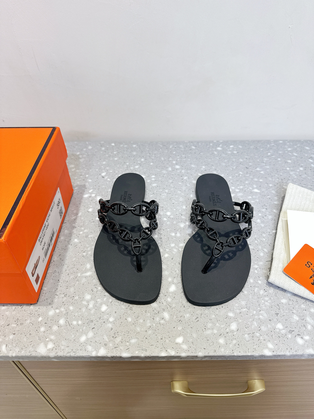 NO:255311,Hermes 25ss spring and summer new style bouncing pig nose foot clip slippers The most worthwhile shot of Hermes second uncle shoes The legendary shoes you want to buy even if you don't have goods. Fashion, comfortable and versatile. Although the price is rising, the price is really not expensive. New colors are all very good. The original imported materials of the upper. The inner foot pad is original inner lining. The sole is original customized outsole. Size 35-39 (40 customization is not returned or exchanged), split-toe shoes, hermes, hermes, slippers19860909Hermes 爱马仕 25ss春夏新款 bouncing猪鼻子 夹脚 拖鞋 实拍最值得的入手的爱马仕二舅鞋传说中不配货也要买的鞋潮流 时尚 舒适 百搭 虽然涨价 但价格真不贵新出的配色都很好看 鞋面原版进口材料 内里垫脚原版内里 鞋底原版定制大底 码数35-39（40定制不退换）,分趾鞋,hermes,hermes,slippers,Women's Shoes