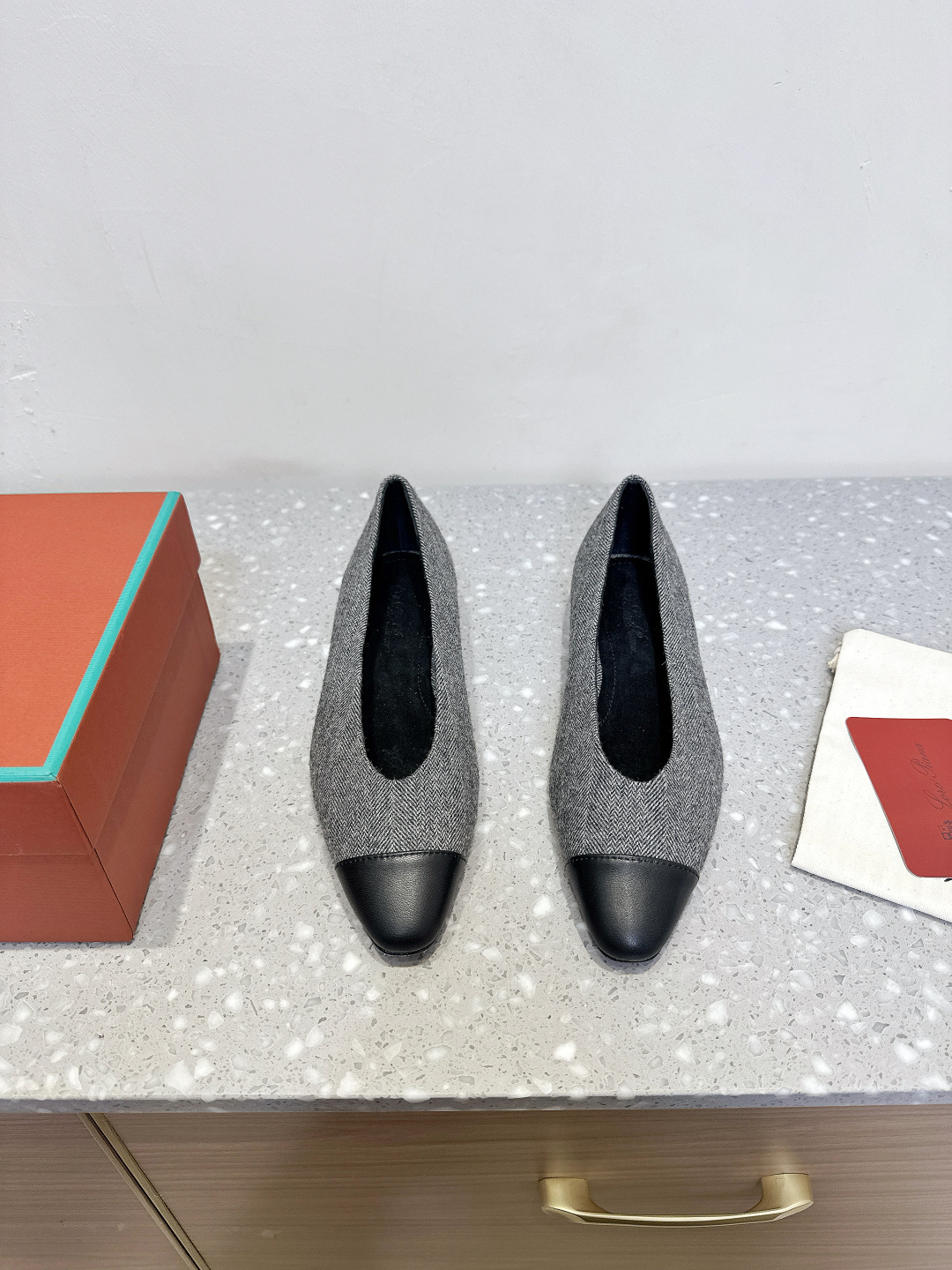 NO:240098,Loro Piana 25ss Spring and Summer New Style Classic Beauty Retro Flat Shoes Minimalist Style, Retro and Grade!  Simple and elegant, very pleasing style!  The king of high-end versatile is suitable for all seasons of spring, summer, autumn and winter. The upper is made of original imported fabric, inner footbed suede, original Italian imported leather sole, Size35-39 (40.41 custom made without return or exchange), single shoes, loro piano, chamois leather, Leather soles19860909Loro Piana 诺悠翩雅 25ss春夏新款 经典绝美 复古 平底 单鞋 极简主义风格,复古又级！ 简约又大气,属于非常耐看的款式！高级百搭之王一年四季春夏秋冬皆适宜 鞋面采用原版进口布料 内里垫脚麂皮 鞋底原版意大利进口真皮大底 Size35-39（40.41定做不退换）,单鞋,loro piana,chamois leather,Leather soles,Women's Shoes