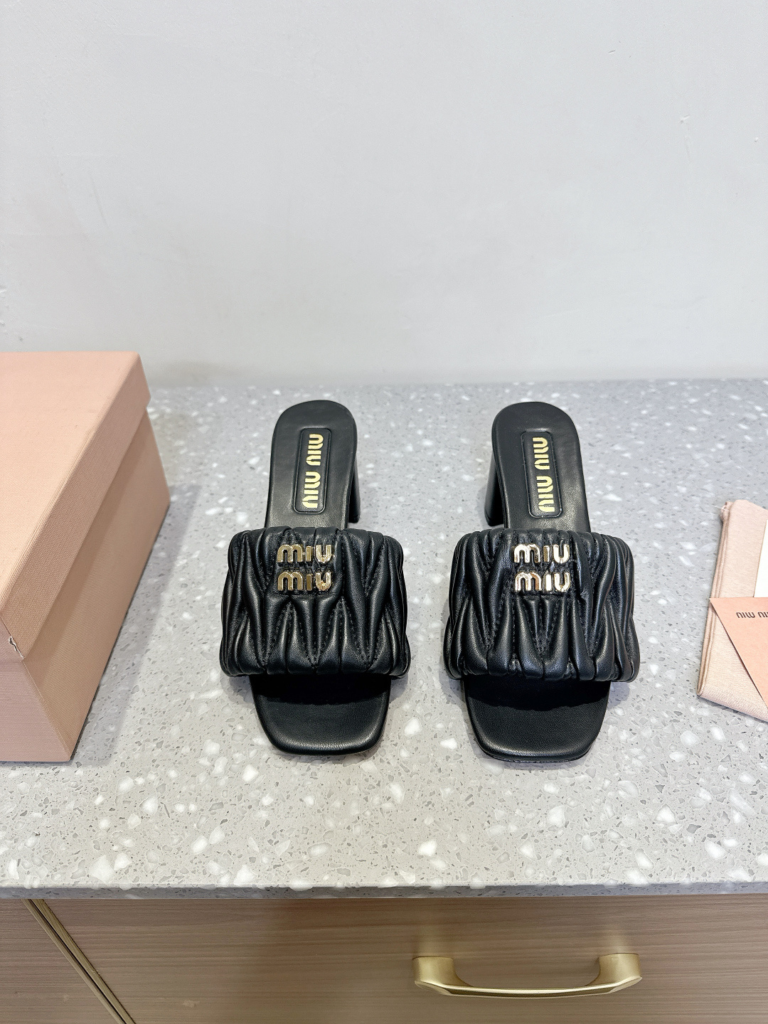 NO:240092,Miu Miu 25ss spring and summer new style, thick heel, pleated slippers. This summer, you will prepare a few more pairs of essential slippers for you. Old customers have all responded to the great demand for this model!  The pleated surface craftsmanship is indeed more difficult than before, and the control of details is particularly important. The heel curved cloud design, the whole pair of shoes looks like Q-shot, and it is invincible to wear!  The upper is made of original imported sheepskin, inner foot padded sheepskin, heel height 5.5cm, original custom Italian leather outsole Size35-41 (40.41 custom made without return), slippers, miumiu, slippers, sheepskin, Leather soles19860909Miu Miu 缪缪 25ss春夏新款 粗跟 褶皱 拖鞋 今年夏天为你们多准备几双必备拖鞋,老顾客都反应对这款需求很大！ 褶皱面工艺确实比以往更难,细节的把控尤为重要 后跟弧形云朵 设计,整双鞋看着Q弹Q弹的,好穿无敌！ 鞋面采用原版进口绵羊皮 内里垫脚羊皮 跟高5.5cm 鞋底原版定制意大利真皮大底 Size35-41（40.41订做不退换）,拖鞋,miumiu,slippers,sheepskin,Leather soles,Women's Shoes