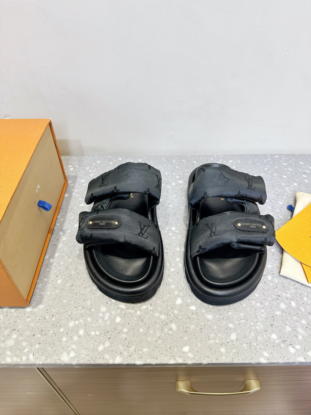 NO:240095,(Men's size) Louis Vuitton 25ss Spring and Summer New Velcro Presbyterian Thick Sole Slippers Pool Pillow Comfort Sandwich material Monogram nylon, with elegant watercolor prints to create a refreshing summer style. Louis Vuitton logo leather label embellished with Velcro shoelaces. Comfortable and tough insoles and light miniature outsoles perfect overall delivery counter exquisite packaging. The upper is original customized technology fabric fabric, inner foot pad sheepskin, heel height 4cm, sole original customized rubber foam sole Size35-44 (female size 40, male size 45 customized, non-return and exchange), slippers, louis vuitton, louis vuitton, slippers, sheepskin, original customized upper, customized rubber foam sole Size35-44 (female size 40, male size 45 customized, non-return and exchange), slippers, louis vuitton, louis vuitton, slippers, sheepskin19860909（男码）Louis Vuitton 路易威登 25ss春夏新款 魔术贴 老花 厚底 拖鞋 Pool Pillow Comfort 凉拖取材 Monogram 锦纶,以淡雅水彩印花营造清爽夏日格调.路易威登标识皮革标签点缀加衬魔术贴鞋带.舒适韧性鞋垫与轻盈微型外底完善整体 配送专柜精美包装 鞋面原版定制科技织物面料 内里垫脚羊皮 跟高4cm 鞋底原版定制橡胶发泡大底 Size35-44（女码40,男码45定做不退换）,拖鞋,louis vuitton,louis vuitton,slippers,sheepskin,Women's Shoes