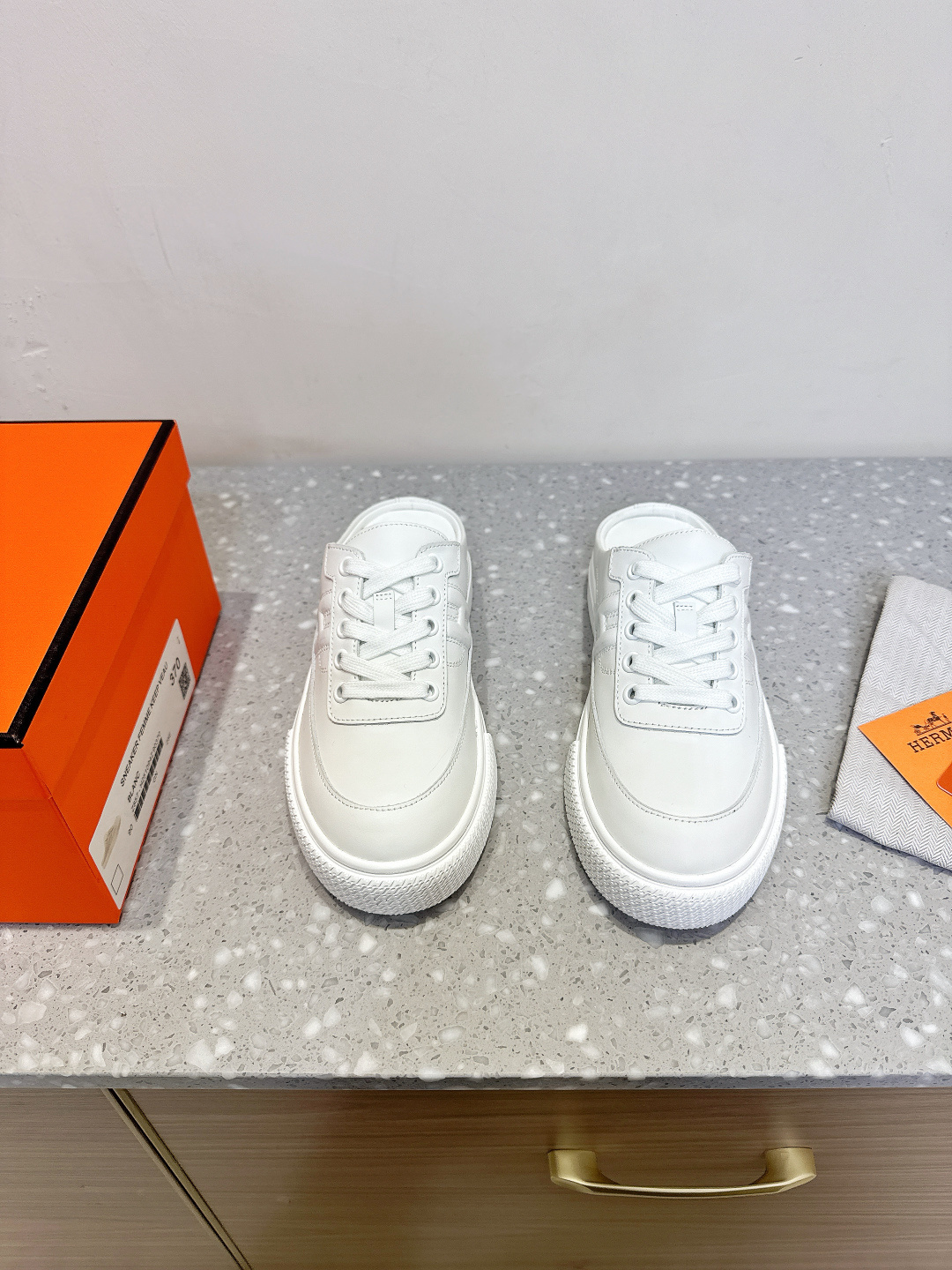 NO:240089,Hermes 25ss spring and summer new model H-lace-up, sneakers, board shoes, extreme craftsmanship, new in the counter. Every detail of the shoes is particularly attentive, quite eye-catching, and elegant splicing elements highlight their outstanding temperament!  Fashionable fly-woven lace-up method, adding a casual atmosphere, exquisite lines, invisibly better reflect the family design language, interspersed with exquisite lines The fabric uses original imported beef velvet/imported canvas, inner footbed mixed-bred sheepskin, original customized rubber sole, Size35-40 (40 custom made without return or exchange), casual shoes/sports shoes semi-trail, hermes, hermes, sneakers, sheepskin19860909Hermes 爱马仕 25ss春夏新款 H系带 后空一脚蹬 运动鞋 板鞋 工艺极致,同步专柜上新.鞋子的每一个细节都特别用心,相当惹眼,雅致的拼接元素,凸显不俗的气质！ 时尚飞织系带方式,增添休闲的气息,精致的线条,无形之中能够更好体现出家族式的设计语言,穿插精致的线条 面料采用原版进口牛反绒/进口帆布 内里垫脚混种羊皮 鞋底原版定制橡胶大底 Size35-40（40订做不退换）,休闲鞋/运动鞋半拖,hermes,hermes,sneakers,sheepskin,Women's Shoes