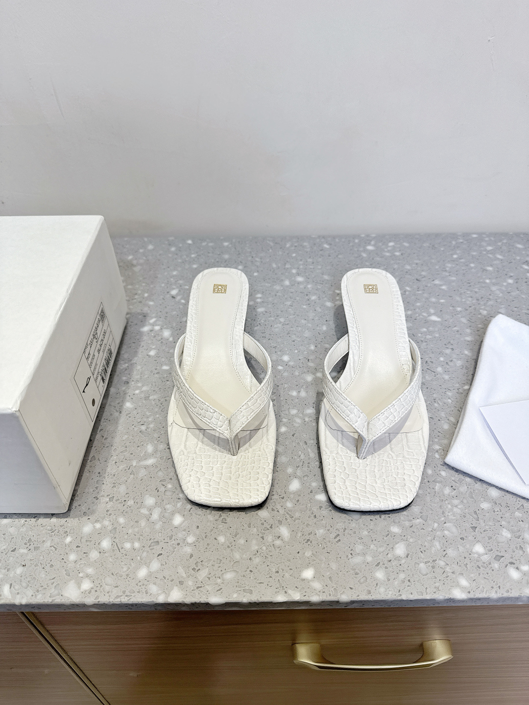 NO:240550,Toteme niche trendy brand 25ss spring and summer new French kitten heel foot clipping slippers carry French elegance to the end. This year, another pair of foot clipping will be together this summer!  Toteme This pair of cat heels has the most elegant design. The inside of the shoe is very soft and a very Korean pair of small shoes. The upper is made of original imported cowhide, inner foot pad sheepskin, heel height 3cm, original custom leather outsole Size35-39 (40. Customized without return or exchange), split-toed shoes, slippers, cowhide, sheepskin, Leather soles19860909Toteme 小众潮牌 25ss春夏新款 法式 小猫跟 夹脚 拖鞋 将法式优雅进行到底 今年再来一双夹脚这个夏天就齐活了！toteme这双猫跟是设计最优雅的了,鞋内很软,很韩的一对小鞋子 鞋面采用原版进口牛皮 内里垫脚羊皮 跟高3cm 大底原版定制真皮大底 Size35-39（40.定制不退换),分趾鞋,slippers,cowhide,sheepskin,Leather soles,Women's Shoes