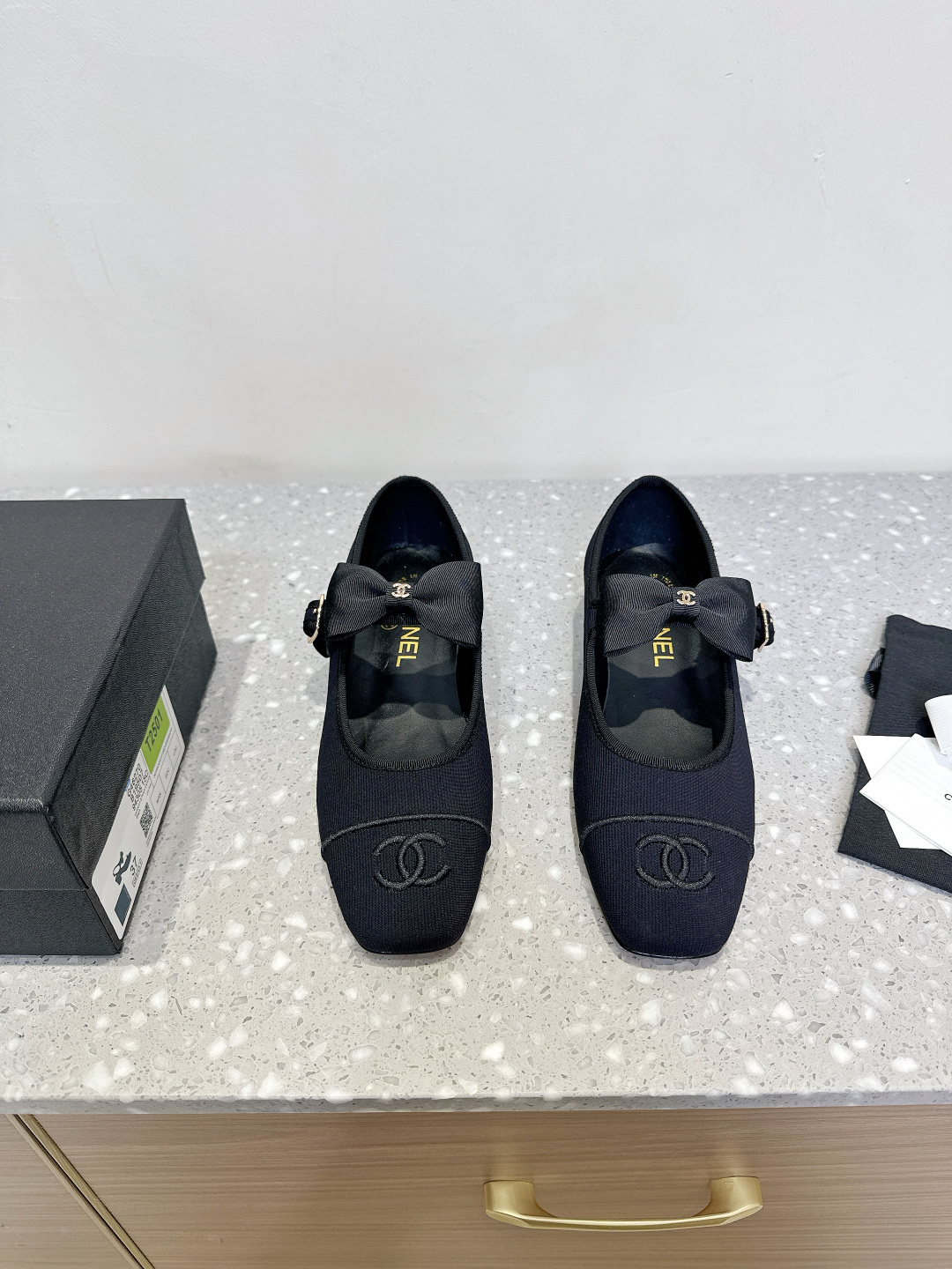 NO:240562,Chanel Xiaoxiang 25ss Spring and Summer New Style, Bow, Mary Jane, Single Shoes, French Style, So Beautiful!  This is what the elegant and romantic fairy should be! The minimalist color scheme and satin bow are deeply rooted in people's hearts~ Whether it is matched with skirts or casual clothes, it fits well! The fabric uses original imported corduroy, inner foot pad sheepskin, soles, original Italian custom leather soles size35-39 (40 customization, no return or exchange), Mary Jane, Chanel, Mary jane, skirts, sheepskin, silk fabric, Leather soles19860909Chanel 小香 25ss春夏新款 蝴蝶结 玛丽珍 单鞋 法式风情 真是美到心尖尖上啦！ 优雅又浪漫的仙女应该就是这样吧! 极简的配色加上绸缎蝴蝶结深入人心~ 无论搭配裙装还是休闲着装都很契合哈! 面料采用原版进口灯芯绒 内里垫脚羊皮 鞋底原版意大利定制真皮大底 size35-39（40定制不退换）,玛丽珍,chanel,mary jane,skirts,sheepskin,silk fabric,Leather soles,Women's Shoes