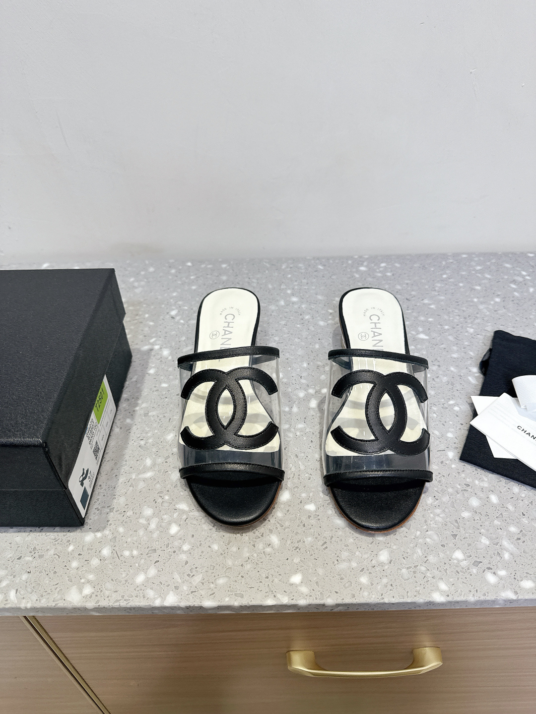 NO:240554,Chanel Xiaoxiang 25ss Spring and Summer New Model, Thick Heel, Transparent Film, Lazy Spool, This new design, Transparent Material, Simple and Versatile, Super Beautiful, No matter how you look, the upper uses original imported sheepskin/transparent PVC, inner foot pad sheepskin, heel height 4.5cm, original custom Italian leather soles Size35-39 (40. Custom made, no return or exchange), slippers, chanel, slippers, sheepskin, Leather soles19860909Chanel 小香 25ss春夏新款 粗跟 透明胶片 懒人拖 这一款全新设计 鞋面透明材质搭配 简约百搭上脚超级美的 怎么看都超美 鞋面采用原版进口羊皮/透明pvc 内里垫脚羊皮  跟高4.5cm 大底原版定制意大利真皮大底 Size35-39（40.订做不退换）,拖鞋,chanel,slippers,sheepskin,Leather soles,Women's Shoes