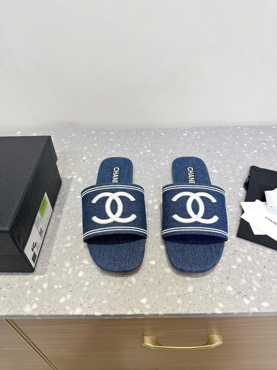 NO:240559,Chanel Xiaoxiang 25ss Spring and Summer New Denim Lazy Slippers Xiaoxiang's new design is simple and versatile, super beautiful when you look at it. The upper uses original imported denim, inner footbed denim, original custom Italian leather sole Size35-39 (40. Custom made, no return or exchange), slippers, chanel, slippers, Leather soles19860909Chanel 小香 25ss春夏新款 牛仔布 懒人拖鞋 小香的一款全新设计 简约百搭上脚超级美的 怎么看都超美 鞋面采用原版进口牛仔布 内里垫脚牛仔布 大底原版定制意大利真皮大底 Size35-39（40.订做不退换）,拖鞋,chanel,slippers,Leather soles,Women's Shoes