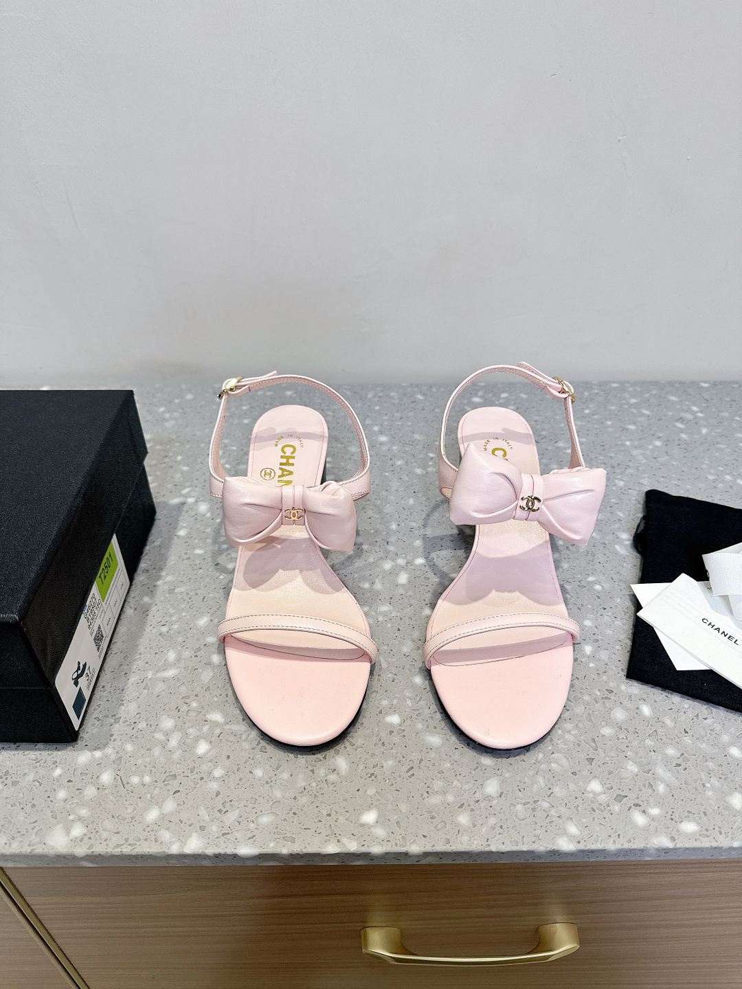 NO:240565,(with aircraft box packaging) Chanel Chanel 25ss spring and summer new style, thick heel, bow sandals, dancing shoes series new loafers full of retro style, delicate shoe shape, looks very likable, small round toe, set off the feet also become thin, the foot is a kind of retro shoes of the era, new European and American catwalks, the upper is made of original imported cowhide, inner foot pad sheepskin, heel height 5.5cm, original custom leather outsole, size 35-39 (40.41 custom made without return), sandals, chanel, chanel, loafers, sandals, cowhide, sheepskin, Leather soles19860909（配飞机盒包装）Chanel 香奈儿 25ss春夏新款 粗跟 蝴蝶结 凉鞋 跳舞鞋系列新品乐福鞋满满的复古风 秀气的鞋型 看着就很讨喜,小圆头 衬托脚也变得瘦瘦的 上脚给人就是一种年代的复古情怀鞋、欧美走秀新款 鞋面采用原版进口牛皮 内里垫脚羊皮 跟高5.5cm 鞋底原版定制真皮大底 码数35-39（40.41定做不退换）,凉鞋,chanel,chanel,loafers,sandals,cowhide,sheepskin,Leather soles,Women's Shoes