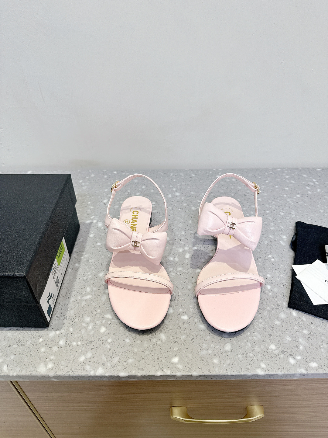 NO:240568,(with aircraft box packaging) Chanel Chanel 25ss spring and summer new style, thick heel, bow sandals, dancing shoes series new loafers full of retro style, delicate shoe shape, looks very likable, small round toe, set off the feet also become thin, the foot is a kind of retro sentimental shoes of the era, new European and American catwalks, upper is made of original imported cowhide, inner foot pad sheepskin, heel height 2.5cm, original custom leather sole, size 35-39 (40.41 custom made without return), sandals, chanel, chanel, loafers, sandals, cowhide, sheepskin, Leather soles19860909（配飞机盒包装）Chanel 香奈儿 25ss春夏新款 粗跟 蝴蝶结 凉鞋 跳舞鞋系列新品乐福鞋满满的复古风 秀气的鞋型 看着就很讨喜,小圆头 衬托脚也变得瘦瘦的 上脚给人就是一种年代的复古情怀鞋、欧美走秀新款 鞋面采用原版进口牛皮 内里垫脚羊皮 跟高2.5cm 鞋底原版定制真皮大底 码数35-39（40.41定做不退换）,凉鞋,chanel,chanel,loafers,sandals,cowhide,sheepskin,Leather soles,Women's Shoes