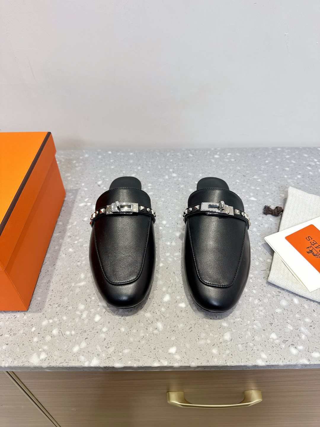 NO:240574,(With the airplane box packaging) Hermes 25ss spring and summer new style, button nail style, Kelly button, Muller, semi-torch, no doubt the best among luxury goods, every item is very deeply rooted in the hearts of the people. This single shoe is in this brand's classic style. The metal button decoration exclusive to Hermes. The leather feels very, very tender. The touch of baby-like skin!  Luxury feeling!  Huge consumables!  The upper is made of original imported cowhide/original buckle, inner foot pad sheepskin, original custom leather outsole, Size35-39 (40.41.42 custom made without return), semi-torque, hermes, hermes, cowhide, sheepskin, Leather soles19860909（配飞机盒包装）Hermes 爱马仕 25ss春夏新款 钮钉款 Kelly扣 穆勒 半拖 毋庸置疑是奢侈品中的翘楚 每个单品出来都是非常深入人心 这款单鞋 在这个品牌经典款式 专属爱马仕的金属扣装饰 皮质触感非常非常柔嫩的感觉 婴儿般肌肤的触感！奢华感受！耗材巨大！ 鞋面采用原版进口牛皮/原版扣 内里垫脚绵羊皮 鞋底原版定制真皮大底 Size35-39（40.41.42订做不退换）,半拖,hermes,hermes,cowhide,sheepskin,Leather soles,Women's Shoes