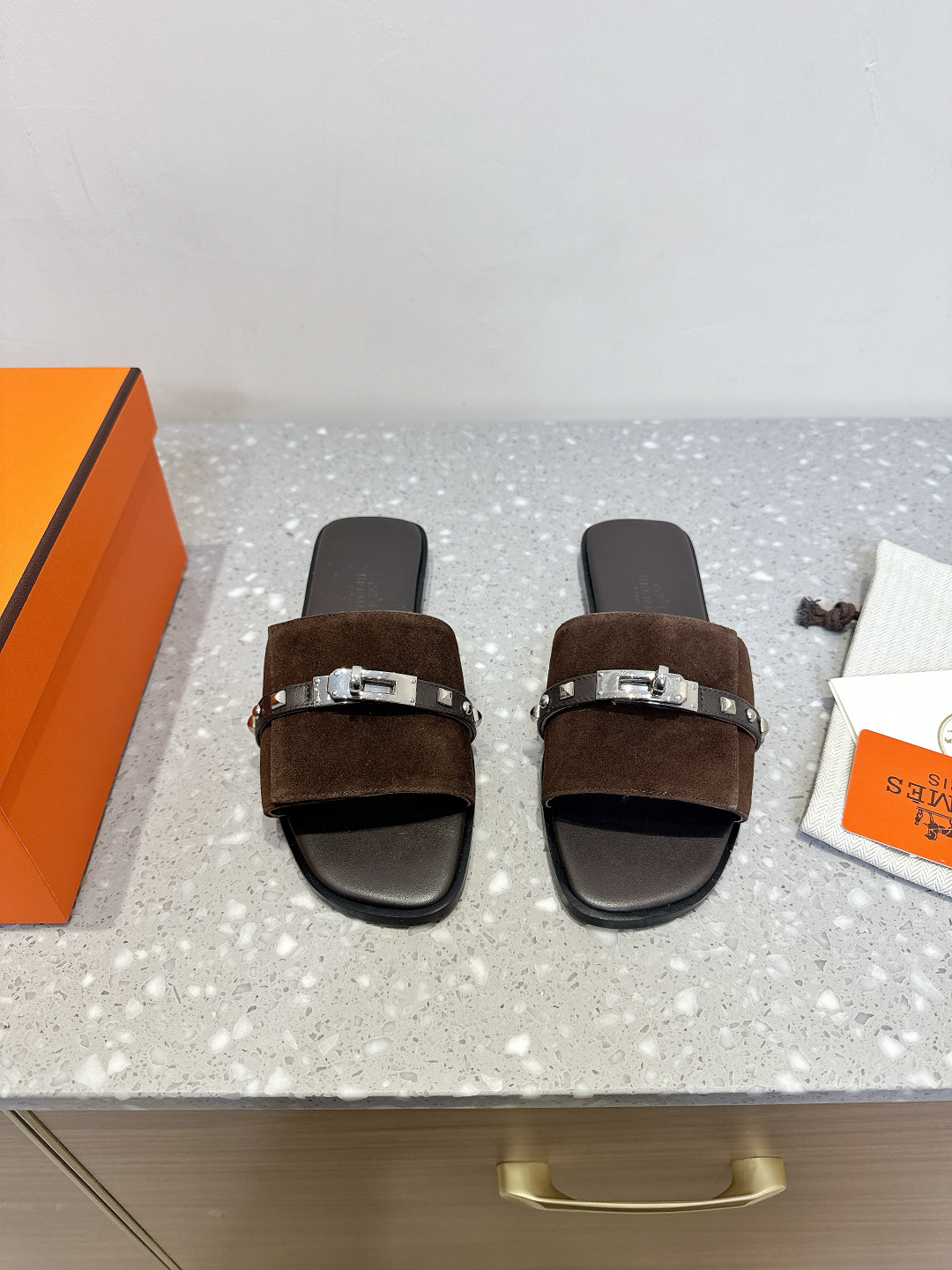 NO:240571,(With the airplane box packaging) Hermes 25ss spring and summer new style, button nail style, Kelly button slippers, no doubt the best among luxury goods, every item is very popular, this single shoe is in this brand's classic style, exclusive metal button decoration for Hermes, leather feels very, very tender, and baby-like skin touch!  Luxury feeling!  Huge consumables!  The upper is made of original imported cowhide/original buckle, inner foot pad sheepskin, original custom leather outsole, Size35-39 (40.41.42 custom made without return), slippers, hermes, hermes, slippers, cowhide, sheepskin, Leather soles19860909（配飞机盒包装）Hermes 爱马仕 25ss春夏新款 钮钉款 Kelly扣 拖鞋 毋庸置疑是奢侈品中的翘楚 每个单品出来都是非常深入人心 这款单鞋 在这个品牌经典款式 专属爱马仕的金属扣装饰 皮质触感非常非常柔嫩的感觉 婴儿般肌肤的触感！奢华感受！耗材巨大！ 鞋面采用原版进口牛皮/原版扣 内里垫脚绵羊皮 鞋底原版定制真皮大底 Size35-39（40.41.42订做不退换）,拖鞋,hermes,hermes,slippers,cowhide,sheepskin,Leather soles,Women's Shoes