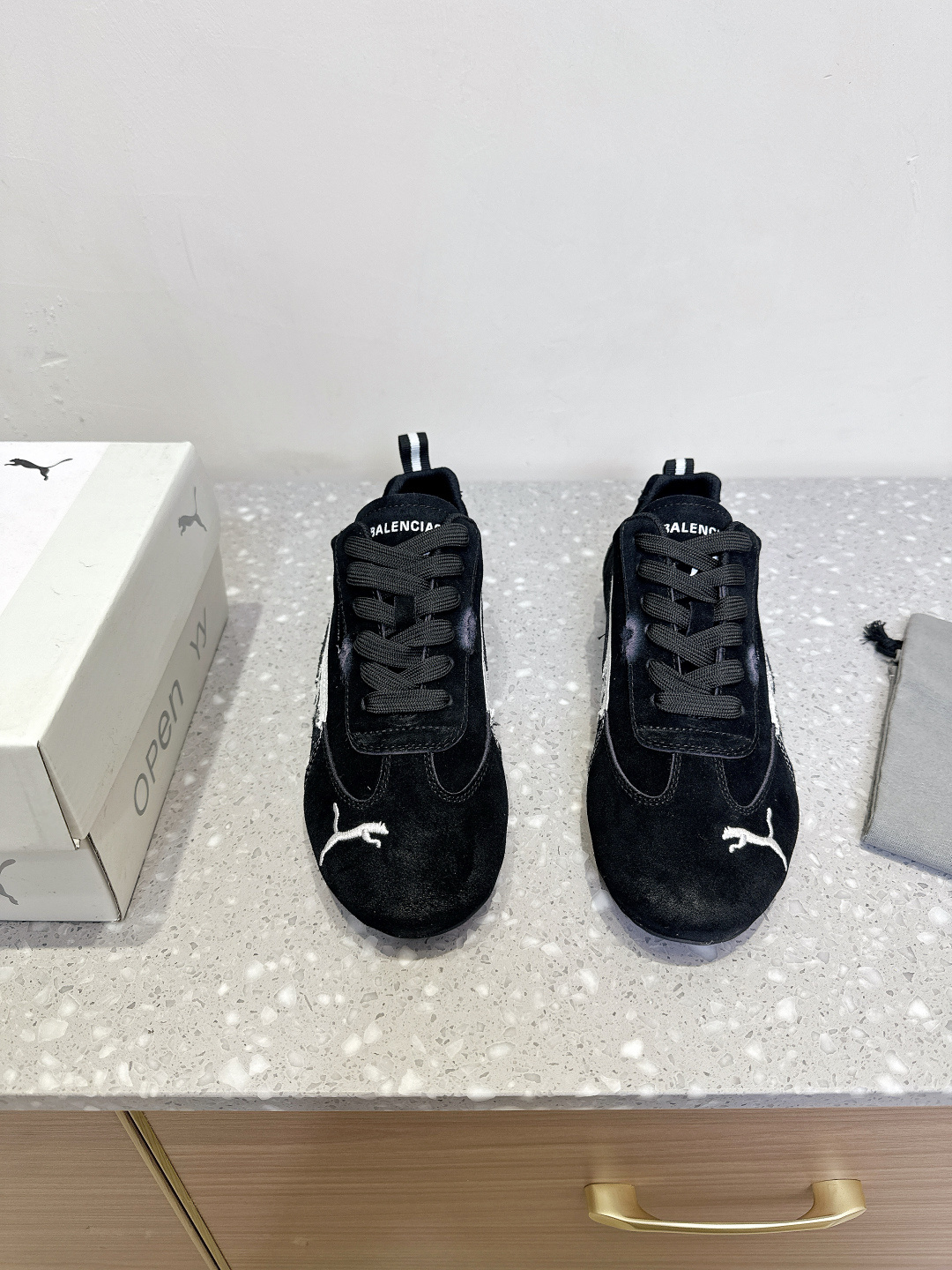 NO:392169,The co-branded model, 25ss new model, Deshu shoes are so beautiful!  This year, the first pair of shoes has been won by this pair of Balenciaga co-branded Puma!  The foot feel of the Dexue shoes is really comfortable. The five colors are amazing. I’m very confused about how to choose. It’s really handsome and high-end!  The upper is made of original imported suede, inner foot pad breathable mesh, original customized rubber outsole, Size35-44 (women's size 40, men's size 45 custom-made, no return or exchange), casual shoes/sports shoes, balenciaga, sneakers, chamois leather19860909联名款 25ss新款 德训鞋 居然那么好看！今年第一双鞋被这双巴黎世家联名彪马圈粉了！ 德训鞋脚感真的很舒服五个配色都很绝,很纠结怎么选了 真的很帅很有高级感！ 鞋面采用原版进口麂皮 内里垫脚透气网 鞋底原版定制橡胶大底 Size35-44（女码40,男码45定做不退换）,休闲鞋/运动鞋,balenciaga,sneakers,chamois leather,Women's Shoes