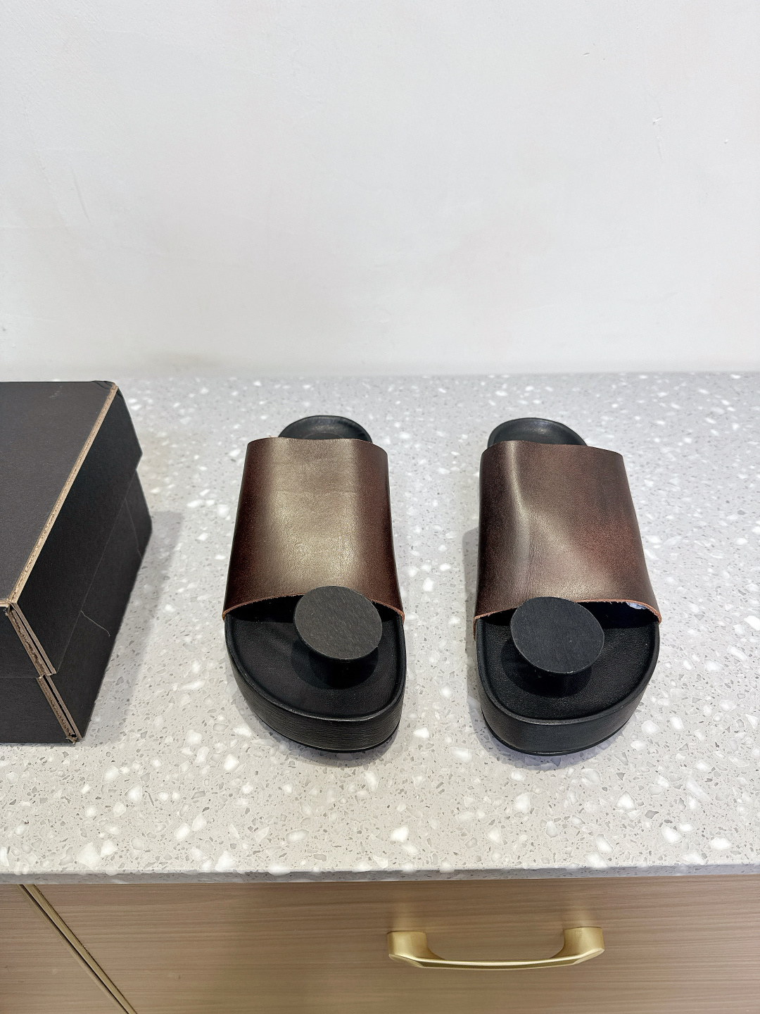 NO:392179,Uma wang Niche trendy brand 25ss spring and summer new style retro and old slippers are rare as guidi. It is super soft and comfortable to wear, and it is also particularly age-reducing. It has a strong sense of ballet art and is full of fairy spirit. It has the elegance, courage and charm of mature women, and it also has the lightness of a girl, clean and neat and unique texture!  Original imported water-dyed cowhide leather inner foot pad water-dyed sheepskin original sole customized rubber outsole size 35-39 (40 custom made without return or exchange), split-toed shoes, slippers, cowhide, sheepskin19860909Uma wang 小众潮牌 25ss春夏新款 复古做旧 拖鞋 难买程度堪比guidi稀有,超级软上脚超级舒服,还特别减龄,浓浓的芭蕾舞艺术气息,仙气十足 有成熟女性的优雅、果敢、韵味的大气感同时兼具少女的轻盈感,干净利落又具独特的质感！ 鞋面原版进口水染牛皮 内里垫脚水染羊皮 鞋底原版定制橡胶大底 码数35-39（40定制不退换）,分趾鞋,slippers,cowhide,sheepskin,Women's Shoes