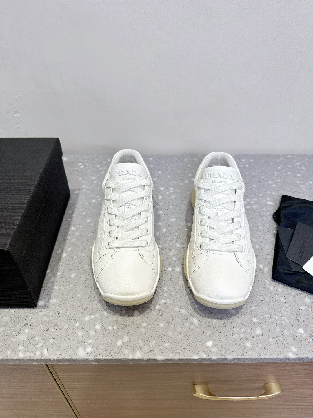 NO:392182,Prada 25ss Spring and Summer New German Shoes Casual Shoes Precisely made, even stitching, unobstructed leather texture, multi-color splicing, fashionable and generous, soft, comfortable and breathable, with PRADA letter logo on the outside, matched with fabric inner, silver-silver logo cowhide feet pads, paired with P's exclusive rubber sole, fine details, and versatile products for travel!  The upper is made of original imported cowhide, inner foot pad sheepskin, original customized rubber outsole, Size35-40 (40 custom made without return or exchange), casual shoes/sports shoes, prada, prada, sneakers, cowhide, sheepskin19860909Prada 普拉达 25ss春夏新款 德训鞋 休闲鞋 精工制造,缝线均匀,皮质质感一览无余,多色拼接,时尚大方,柔软舒适透气,外侧饰有PRADA字母徽标 搭配织物内里,烫银logo牛皮脚垫,搭配P家专属橡胶大底,细节精工细作,出行百搭佳品！ 鞋面采用原版进口牛皮 内里垫脚羊皮 鞋底原版定制橡胶大底 Size35-40（40订做不退换）,休闲鞋/运动鞋,prada,prada,sneakers,cowhide,sheepskin,Women's Shoes