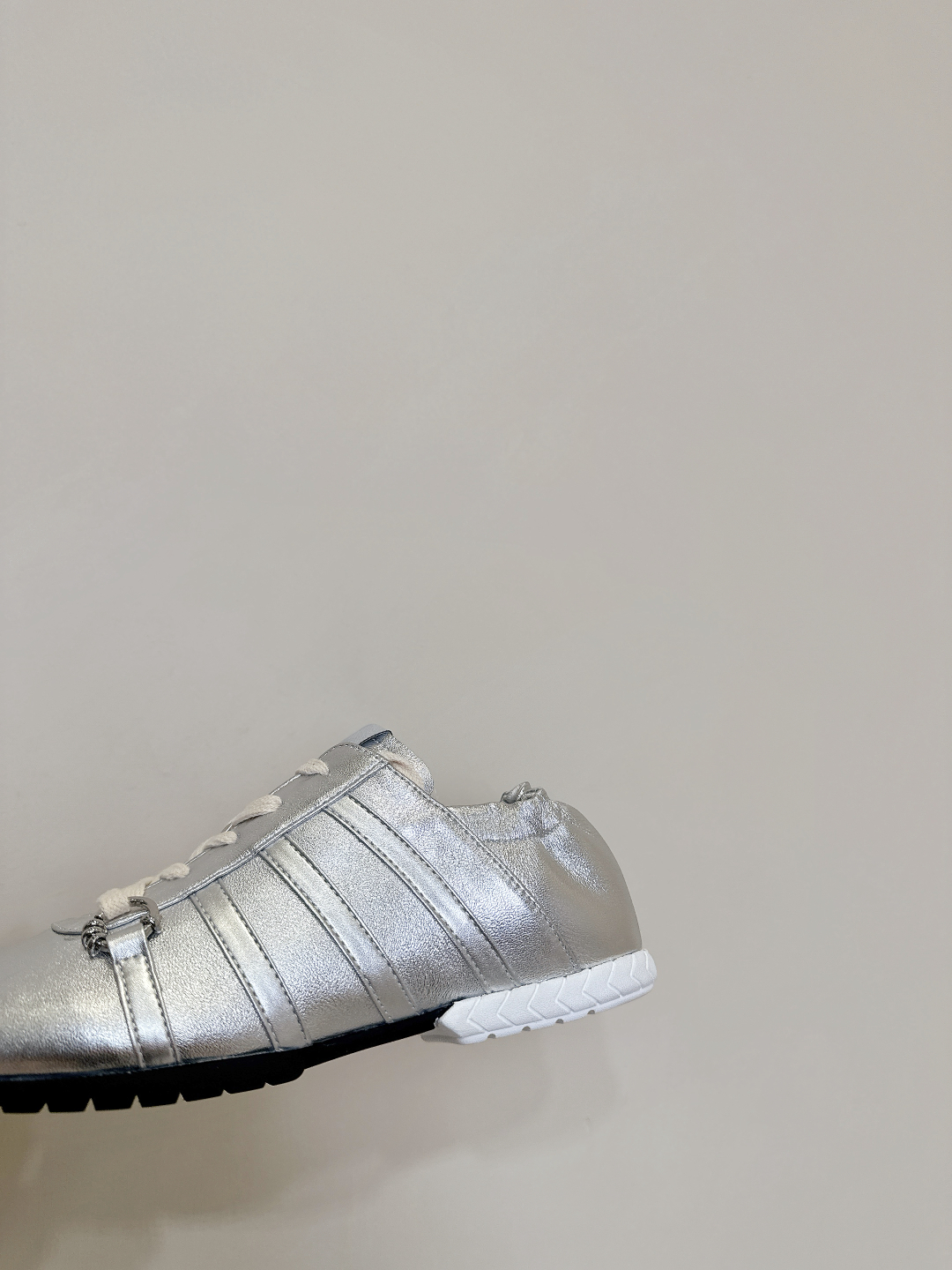 Title: Fashion Shoes Review: Spring and Summer Collection with Unique Designs and Comfortable Materials - 图片 7