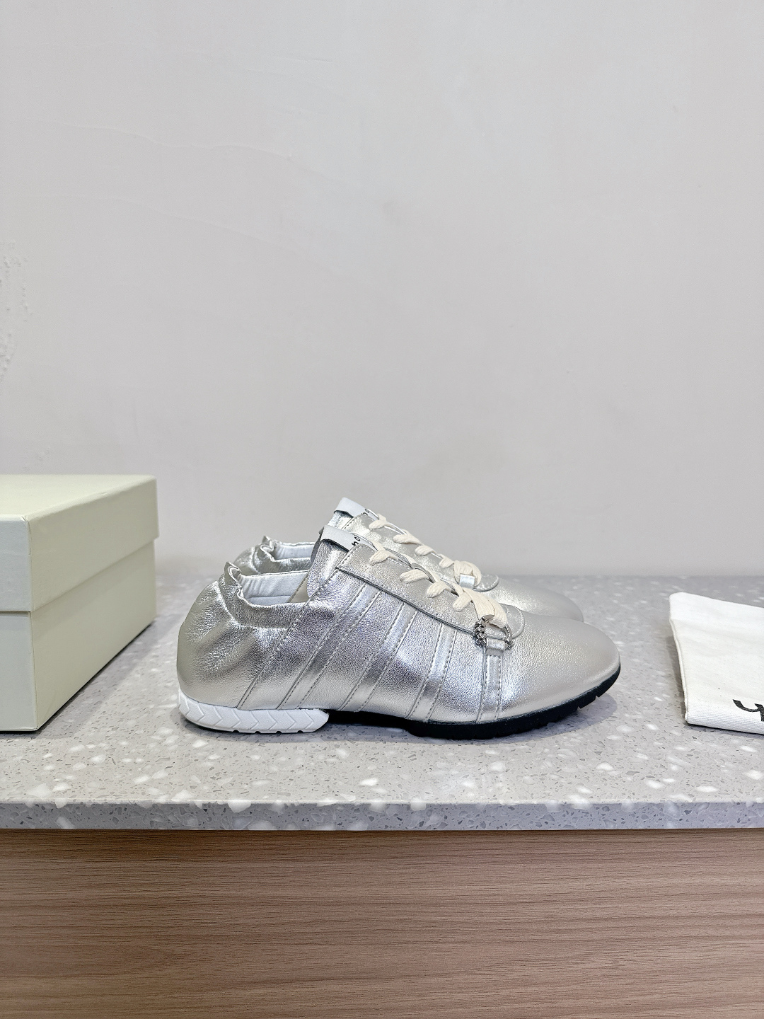 Title: Fashion Shoes Review: Spring and Summer Collection with Unique Designs and Comfortable Materials - 图片 5
