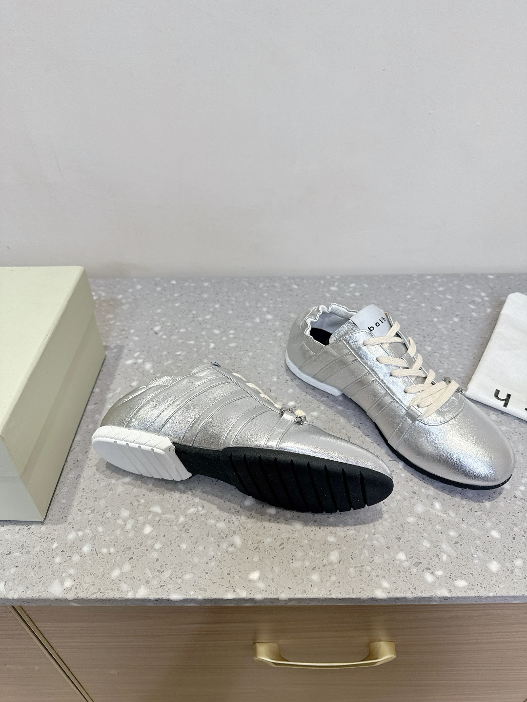 Title: Fashion Shoes Review: Spring and Summer Collection with Unique Designs and Comfortable Materials - 图片 4