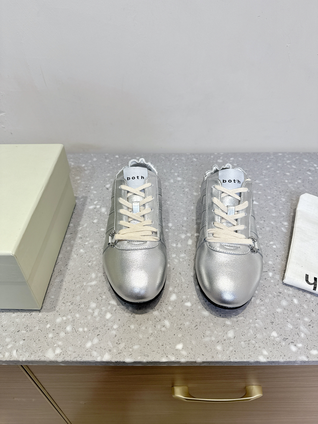 Title: Fashion Shoes Review: Spring and Summer Collection with Unique Designs and Comfortable Materials