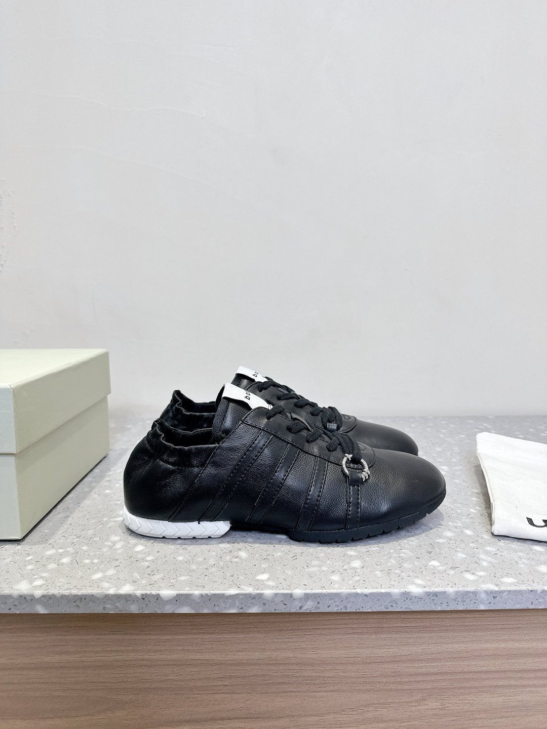 “Unique Imported Leather Shoes: Comfortable, Stylish, and Durable Footwear Collection” - 图片 5