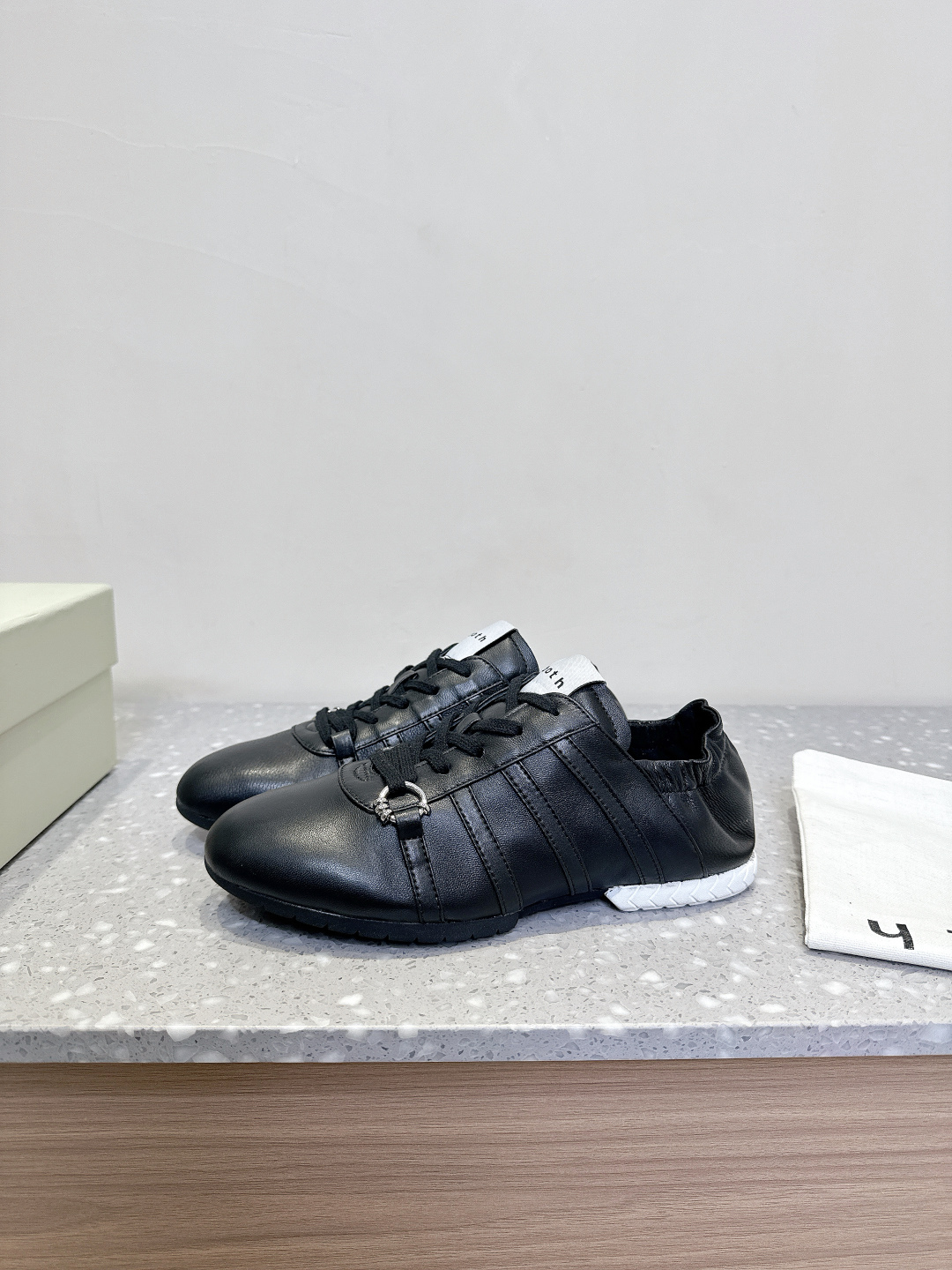 “Unique Imported Leather Shoes: Comfortable, Stylish, and Durable Footwear Collection” - 图片 3