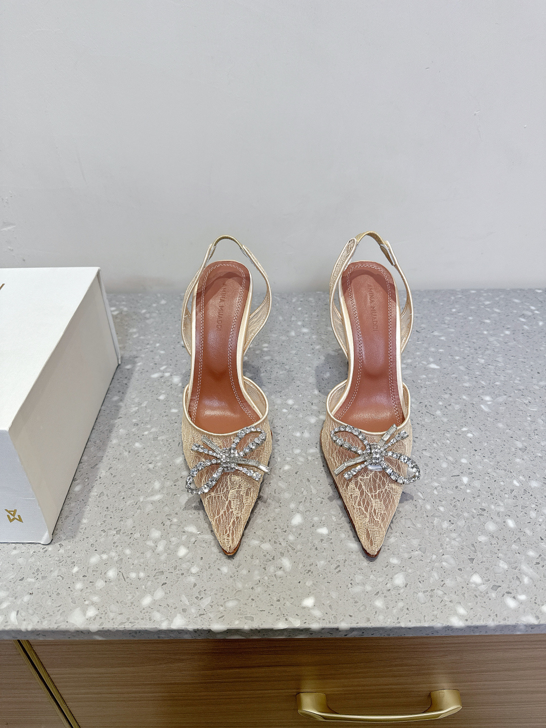 NO:437770,Amina Muaddi 25ss Spring and Summer New Lace Rhinestone Pointed High Heels Series is Jimei’s dream shoes. I love you and love you. Spring series is gentle and beautiful. It’s so beautiful that it’s foul. It’s perfect for everyday banquets, so it’s simply too gentle. The upper uses original imported lace/original buckle, inner foot pad sheepskin, heel height 9.5cm, original custom leather soles, size 35-39 (40.41.42 custom made without return), high heels, sheepskin, Leather soles19860909Amina Muaddi 阿米娜 25ss春夏新款 蕾丝 水钻 尖头 高跟鞋系列 就是集美们的梦中情鞋,爱了爱了 春系温柔杀 美到犯规 宴会日常都适合,简直不要太温柔了 鞋面采用原版进口蕾丝/原版扣饰 内里垫脚羊皮 跟高9.5cm 鞋底原版定制真皮大底 码数35-39（40.41.42定做不退换）,高跟鞋,high heels,sheepskin,Leather soles,Women's Shoes