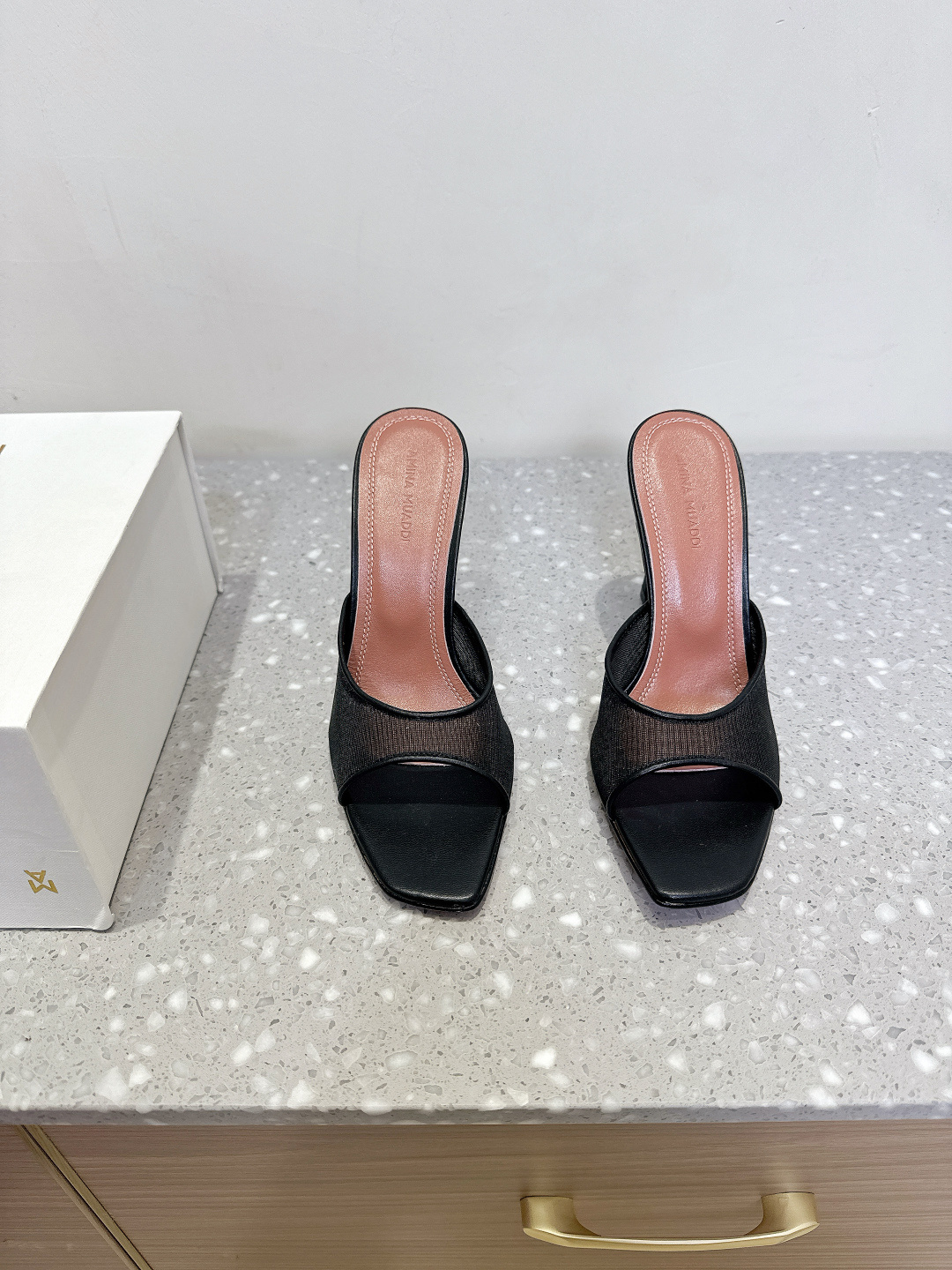 NO:437776,Amina Muaddi 25ss Spring and Summer New Lace Square Toe Slipper Series is Jimei’s dream shoes. I love you and love you. Spring series is gentle and beautiful. It’s so beautiful that it’s foul. It’s so gentle that the banquet is suitable for daily life. It’s simply too gentle. The upper is made of original imported lace/original buckle. The inner foot pad sheepskin. Heel height 9.5cm. The sole is original customized leather outsole. Size 35-39 (40.41.42. Customized for non-return and exchange), high heels, slippers, sheepskin, Leather soles19860909Amina Muaddi 阿米娜 25ss春夏新款 蕾丝 方头 拖鞋系列 就是集美们的梦中情鞋,爱了爱了 春系温柔杀 美到犯规 宴会日常都适合,简直不要太温柔了 鞋面采用原版进口蕾丝/原版扣饰 内里垫脚羊皮 跟高9.5cm 鞋底原版定制真皮大底 码数35-39（40.41.42定做不退换）,高跟鞋,high heels,slippers,sheepskin,Leather soles,Women's Shoes