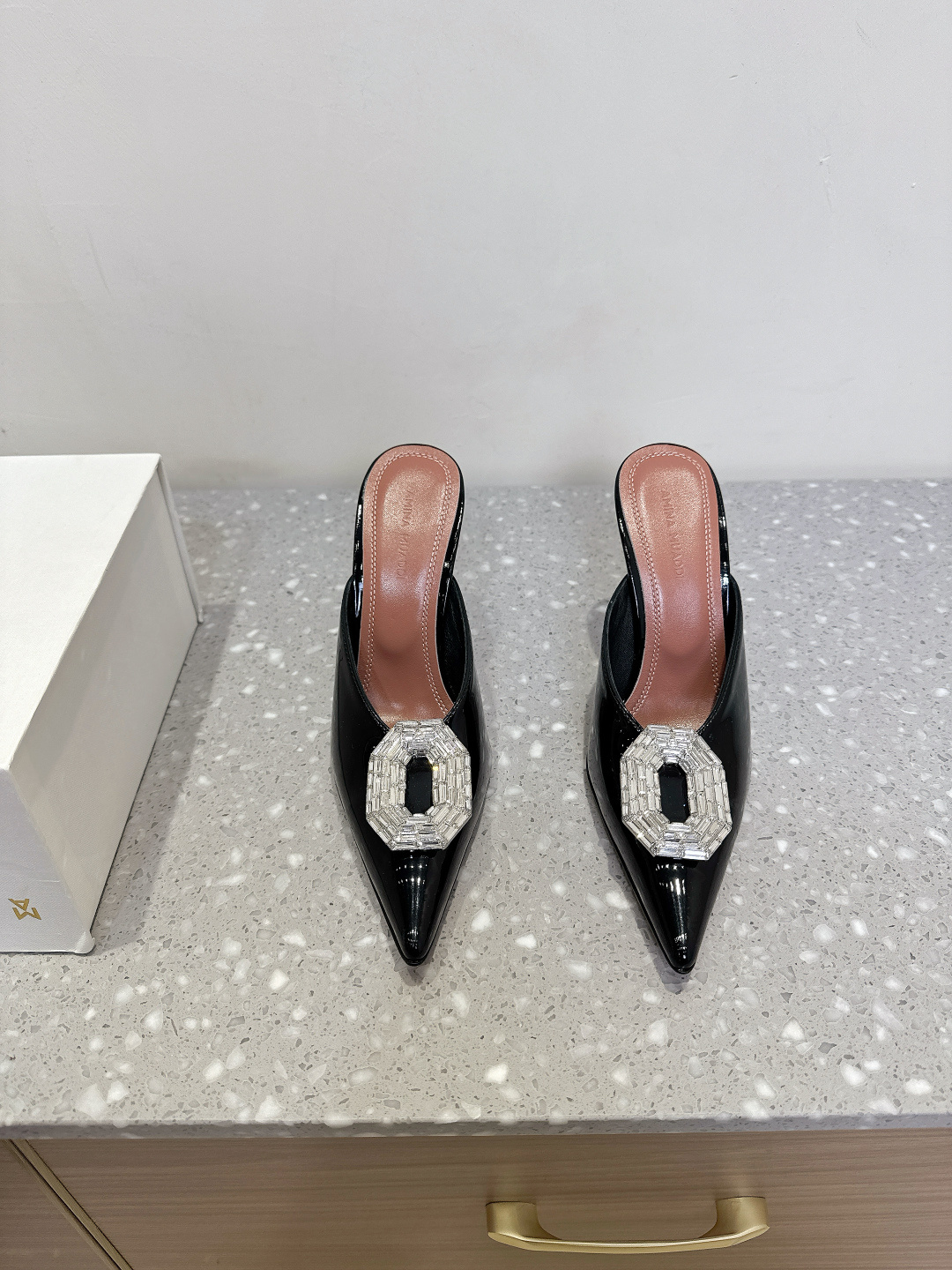 NO:437779,Amina Muaddi 25ss Spring and Summer New Style Pointed toe High Heels Half-Travel is Jimei’s dream shoes. I love you and love you. Spring series is gentle and beautiful. It’s so beautiful that it’s foul. It’s perfect for everyday banquets, so it’s simply too gentle. The upper uses original imported beef patent leather/silk, inner foot pad sheepskin, heel height 9.5cm, original custom leather soles, size 35-39 (40.41.42 custom made without return), high heels, sheepskin, real silk, Leather soles19860909Amina Muaddi 阿米娜 25ss春夏新款 尖头 高跟 半拖 就是集美们的梦中情鞋,爱了爱了 春系温柔杀 美到犯规 宴会日常都适合,简直不要太温柔了 鞋面采用原版进口牛漆皮/真丝 内里垫脚羊皮 跟高9.5cm 鞋底原版定制真皮大底 码数35-39（40.41.42定做不退换）,高跟鞋,high heels,sheepskin,real silk,Leather soles,Women's Shoes