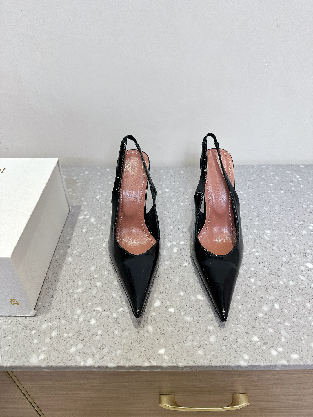 NO:437788,Amina Muaddi 25ss Spring and Summer New Style Pointed toe High Heels Sandals are Jimei’s dream shoes. I love you. Spring is gentle and beautiful. It’s so beautiful that it’s foul. It’s perfect for everyday banquets. It’s simply too gentle. The upper uses original imported beef patent leather/silk/horse hair. Inner footbed sheepskin. Heel height 9.5cm. Sole original customized leather outsole. Size 35-39 (40.41.42. Customized for non-return and exchange), high heels, sandals, high heels, sheepskin, real silk, Leather soles19860909Amina Muaddi 阿米娜 25ss春夏新款 尖头 高跟 凉鞋 就是集美们的梦中情鞋,爱了爱了 春系温柔杀 美到犯规 宴会日常都适合,简直不要太温柔了 鞋面采用原版进口牛漆皮/真丝/马毛 内里垫脚羊皮 跟高9.5cm 鞋底原版定制真皮大底 码数35-39（40.41.42定做不退换）,高跟鞋,sandals,high heels,sheepskin,real silk,Leather soles,Women's Shoes