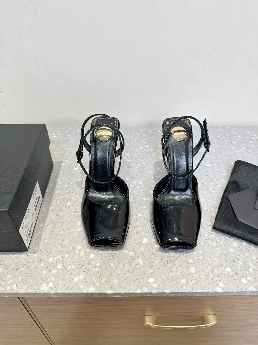 NO:437797,Saint Laurent 25ss Spring and Summer New Wedge Fish Mouth, Rear Sandals, Sister's Beautiful Beauty High Heels, Another Small Square Toe with the same style as Rose in the World, High Heels are very good at modifying the foot shape in recent years, S has become more and more familiar with women in high heels, and has won the embarrassing design of the waterproof platform model, the beautiful wedge fish mouth, the upper is made of original imported silk/beef patent leather, inner foot pad sheepskin, heel height 10cm, original custom Italian leather outsole, size 35-39 (40.41.42 custom-made without return and exchange), high heels, saint laurent, saint laurent, sandals, high heels, sheepskin, real silk, Leather soles19860909Saint Laurent 圣罗兰 25ss春夏新款 坡跟 鱼嘴 后空凉鞋 姐姐的美丽尤物高跟鞋 又是人间Rose同款的小方头 高跟鞋化很好修饰脚型 这几年S是在高跟鞋越来越懂女人了 摒奔了防水台款的尴尬设计印象绝美坡跟鱼嘴 鞋面采用原版进口真丝/牛漆皮 内里垫脚羊皮 跟高10cm 鞋底原版定制意大利真皮大底 码数35-39（40.41.42定做不退换）,高跟鞋,saint laurent,saint laurent,sandals,high heels,sheepskin,real silk,Leather soles,Women's Shoes