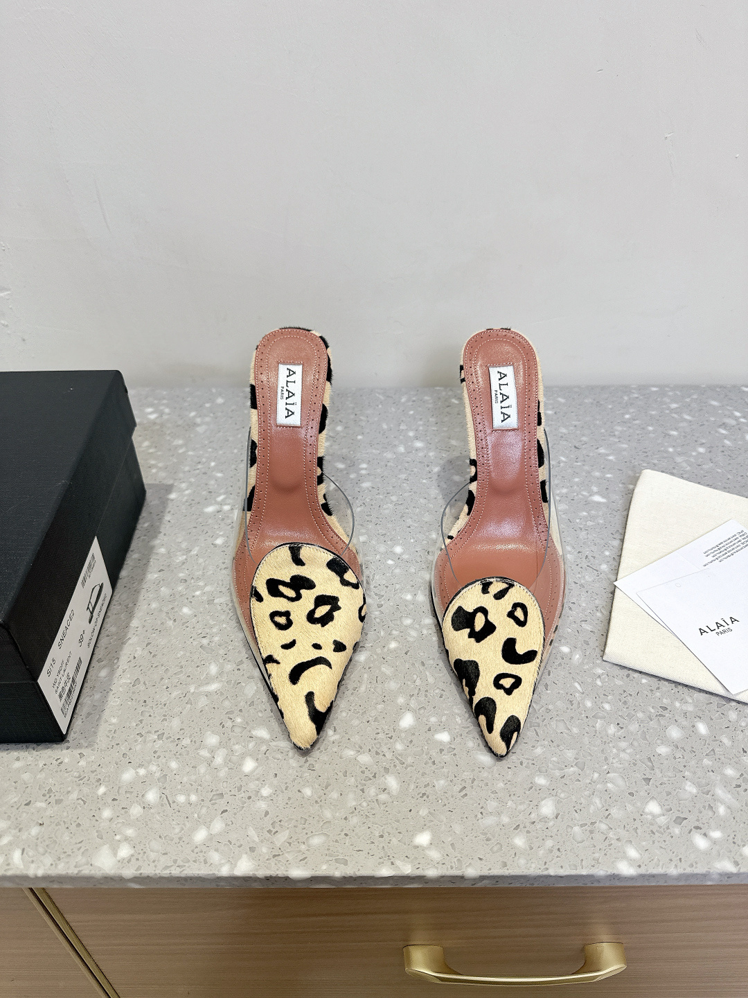 NO:437742,Alaia niche trendy brand 25ss spring and summer new style, pointed toe, high heels, semi-drag This brand needs no need to say more, it is one of the most popular brands in the past two years, and almost everyone in the blogger has a pair!  The spring season is coming, so I recommend this casual and design-oriented slipper. I feel like this flip flop is about to be popular!  Whether it is paired with jeans, linen leg pants or skirts, it can be very eye-catching!  A pair must be purchased!  The upper is made of original imported cowhide/horse hair, inner foot pad sheepskin, heel height 10cm, original Italian imported leather sole, Size35-39 (40.41.42 custom made without return), high heels, alaia, high heels, slippers, skirts, jeans, cowhide, sheepskin, Leather soles19860909Alaia 阿莱雅 小众潮牌 25ss春夏新款 尖头 高跟 半拖 这品牌这不用多说,是近两年最火之一的品牌,几乎博主人手一双！ 春天的季节就要到了,推荐这款随性又不乏设计感的拖鞋,这款人字拖鞋我感觉即将要爆火！ 无论是配牛仔裤,亚麻腿裤还是裙子都可以很亮眼！必须入手一双！ 鞋面采用原版进口牛皮/马毛 内里垫脚羊皮 跟高10cm 鞋底原版意大利进口真皮大底 Size35-39（40.41.42订做不退换）,高跟鞋,alaia,high heels,slippers,skirts,jeans,cowhide,sheepskin,Leather soles,Women's Shoes