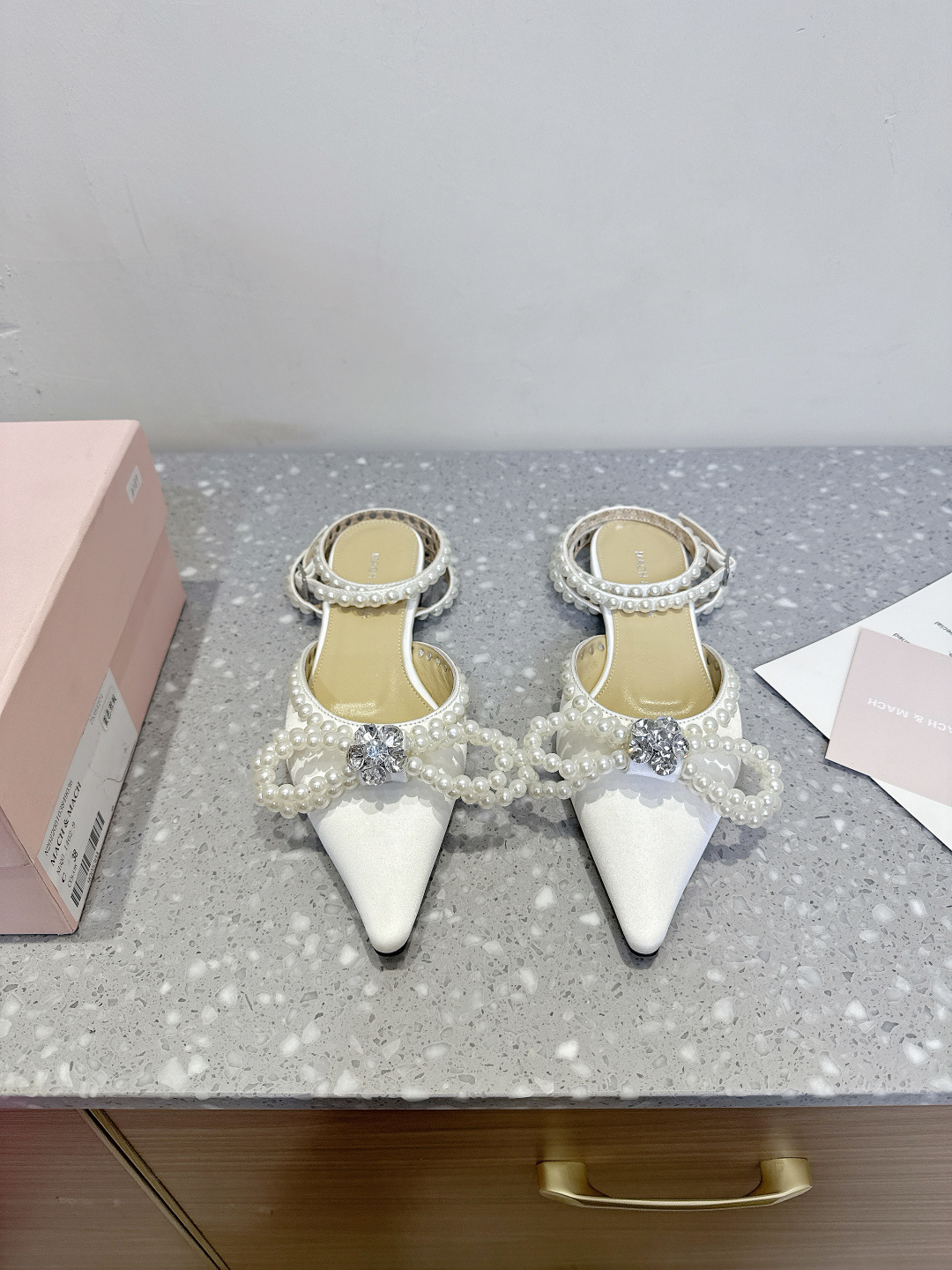 NO:437747,Mach & Mach 25ss Spring and Summer New Bow Pearl High Heels Series Shoes Beautiful and Sweet, Pearl Bow and Wrapped Design Makes you stand out in the crowd. Paired with any blingbling fairy skirt is the focus. Wear it is Disney's escaped princess~ The upper is made of original imported silk, inner foot pad mixed lambskin, outsole original customized Italian leather outsole Size35-39 (40.41.42 Custom made without return), sandals, sandals, high heels, skirts, sheepskin, real silk, Leather soles19860909Mach & Mach 25ss春夏新款 蝴蝶结 珍珠 高跟鞋系列鞋 又美又嗲、珍珠蝴蝶结加缠绕式设计让你在人群中一眼出挑 搭配任何一件blingbling的仙女裙都是焦点,穿上它就是迪士尼在逃公主～  鞋面采用原版进口进口真丝 内里垫脚混种小羊皮 大底原版定制意大利真皮大底 Size35-39 (40.41.42订做不退换),凉鞋,sandals,high heels,skirts,sheepskin,real silk,Leather soles,Women's Shoes