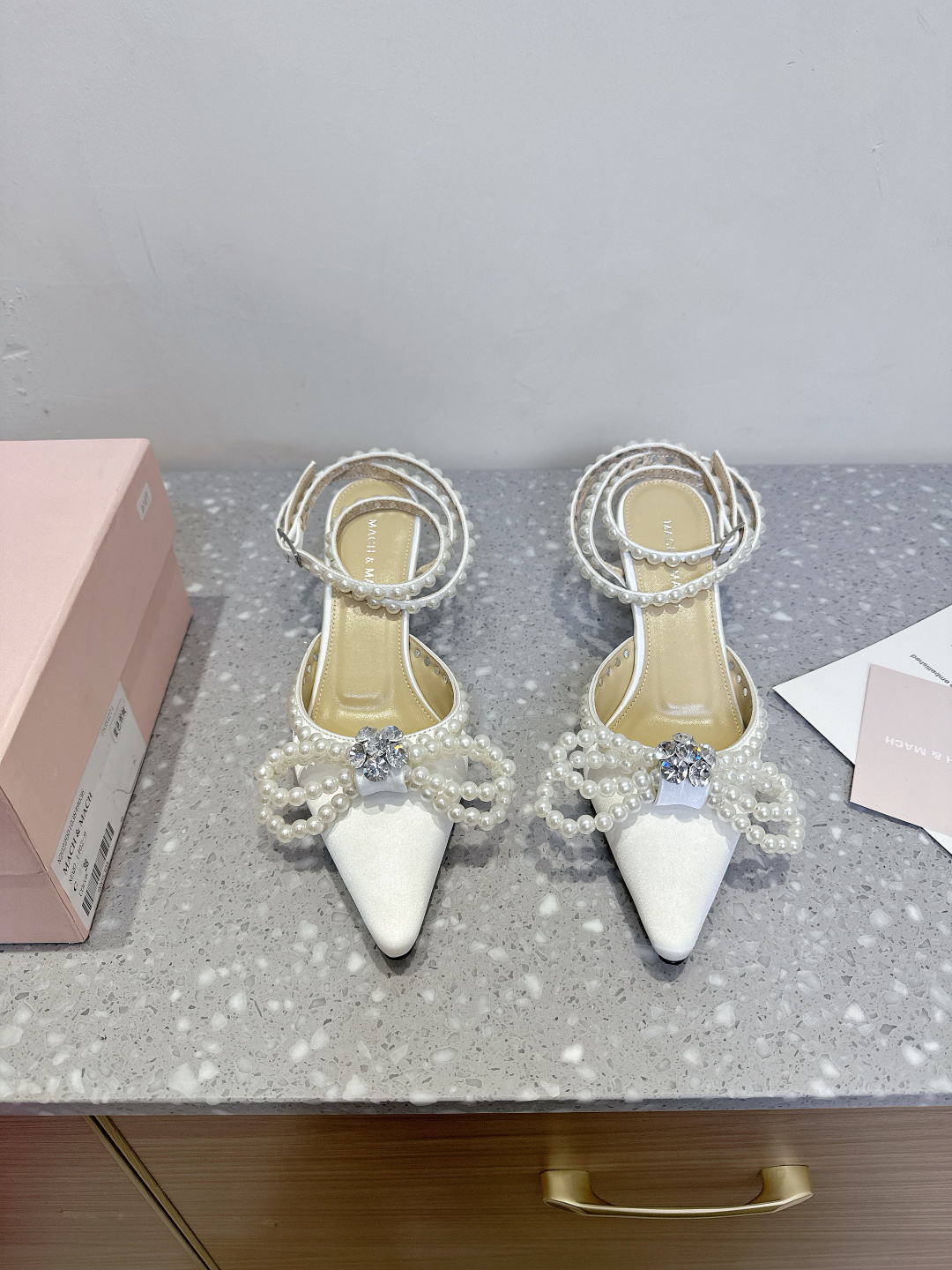 NO:437753,Mach & Mach 25ss Spring and Summer New Bow Pearl High Heels Series Shoes Beautiful and Sweet, Pearl Bow and Wrapped Design Makes you stand out in the crowd. Paired with any blingbling fairy skirt is the focus. Wear it is Disney's escaped princess~ The upper is made of original imported silk, inner foot pad mixed lambskin, heel height 6.5cm, outsole original custom Italian leather outsole Size35-39 (40.41.42 custom made without return), sandals, sandals, high heels, skirts, sheepskin, real silk, Leather soles19860909Mach & Mach 25ss春夏新款 蝴蝶结 珍珠 高跟鞋系列鞋 又美又嗲、珍珠蝴蝶结加缠绕式设计让你在人群中一眼出挑 搭配任何一件blingbling的仙女裙都是焦点,穿上它就是迪士尼在逃公主～  鞋面采用原版进口进口真丝 内里垫脚混种小羊皮 跟高6.5cm 大底原版定制意大利真皮大底 Size35-39 (40.41.42订做不退换),凉鞋,sandals,high heels,skirts,sheepskin,real silk,Leather soles,Women's Shoes