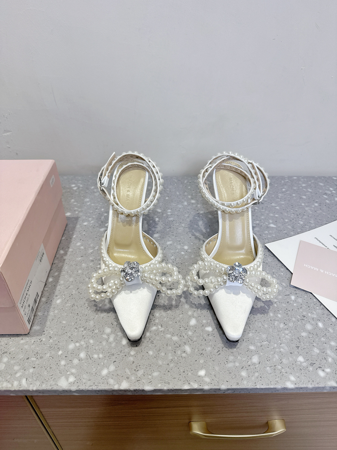 NO:437759,Mach & Mach 25ss Spring and Summer New Bow Pearl High Heels Series Shoes Beautiful and Sweet, Pearl Bow and Wrapped Design Makes you stand out in the crowd. Paired with any blingbling fairy skirt is the focus. Wear it is Disney's escaped princess~ The upper is made of original imported silk, inner foot pad mixed lambskin, heel height 9.5cm, outsole original customized Italian leather outsole Size35-39 (40.41.42 custom made without return), sandals, sandals, high heels, skirts, sheepskin, real silk, Leather soles19860909Mach & Mach 25ss春夏新款 蝴蝶结 珍珠 高跟鞋系列鞋 又美又嗲、珍珠蝴蝶结加缠绕式设计让你在人群中一眼出挑 搭配任何一件blingbling的仙女裙都是焦点,穿上它就是迪士尼在逃公主～  鞋面采用原版进口进口真丝 内里垫脚混种小羊皮 跟高9.5cm 大底原版定制意大利真皮大底 Size35-39 (40.41.42订做不退换),凉鞋,sandals,high heels,skirts,sheepskin,real silk,Leather soles,Women's Shoes