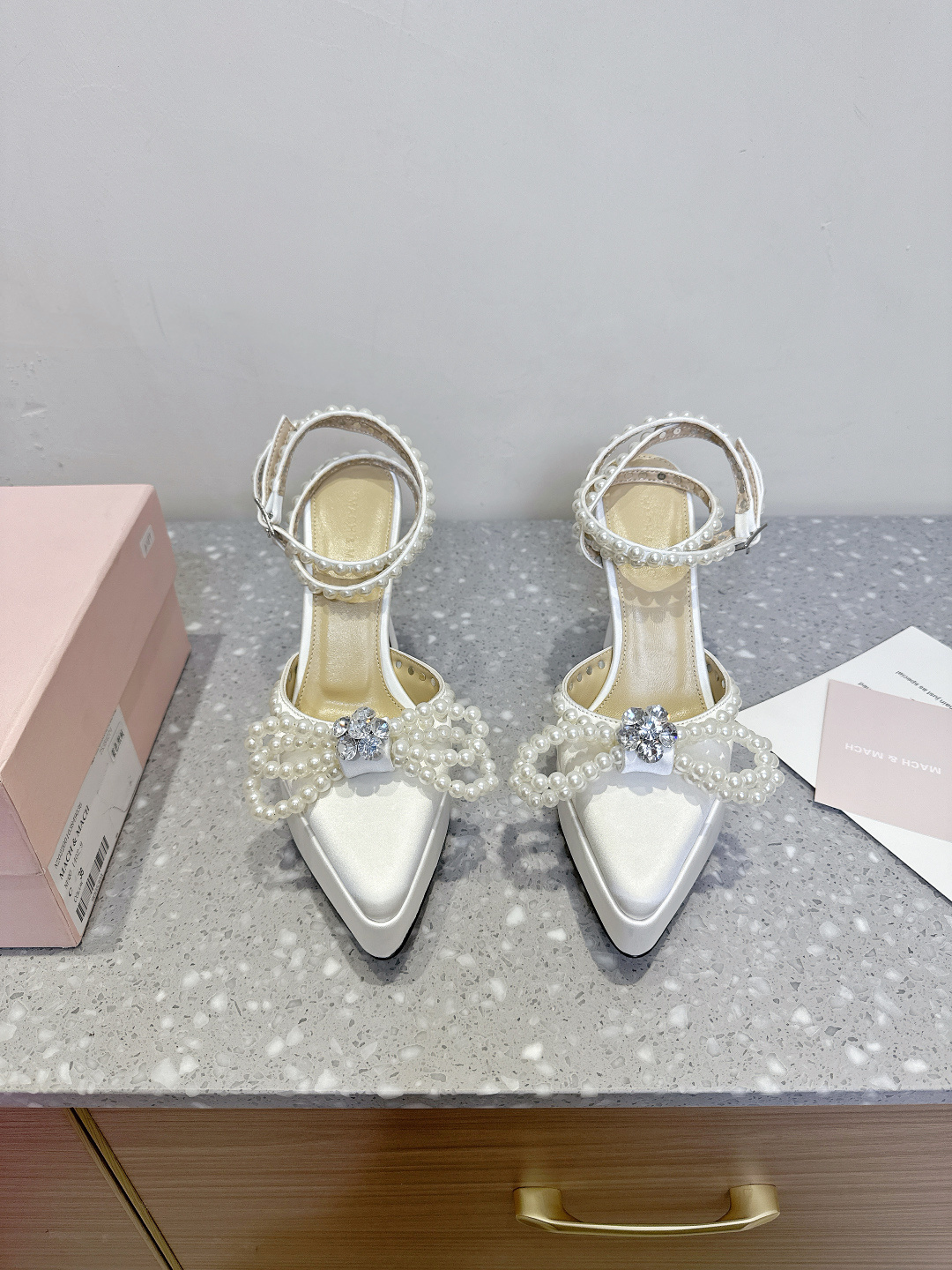 NO:437765,Mach & Mach 25ss Spring and Summer New Bow Pearl High Heels Series Shoes Beautiful and Sweet, Pearl Bow and Wrapped Design Makes you stand out in the crowd. Paired with any blingbling fairy skirt is the focus. Wear it is Disney's escaped princess~ The upper is made of original imported silk, inner foot pad mixed lambskin, heel height 12.5cm/waterproof platform 3cm, outsole original custom Italian leather outsole Size35-39 (40.41.42 custom made without return), sandals, sandals, high heels, skirts, sheepskin, real silk, Leather soles19860909Mach & Mach 25ss春夏新款 蝴蝶结 珍珠 高跟鞋系列鞋 又美又嗲、珍珠蝴蝶结加缠绕式设计让你在人群中一眼出挑 搭配任何一件blingbling的仙女裙都是焦点,穿上它就是迪士尼在逃公主～  鞋面采用原版进口进口真丝 内里垫脚混种小羊皮 跟高12.5cm/防水台3cm 大底原版定制意大利真皮大底 Size35-39 (40.41.42订做不退换),凉鞋,sandals,high heels,skirts,sheepskin,real silk,Leather soles,Women's Shoes