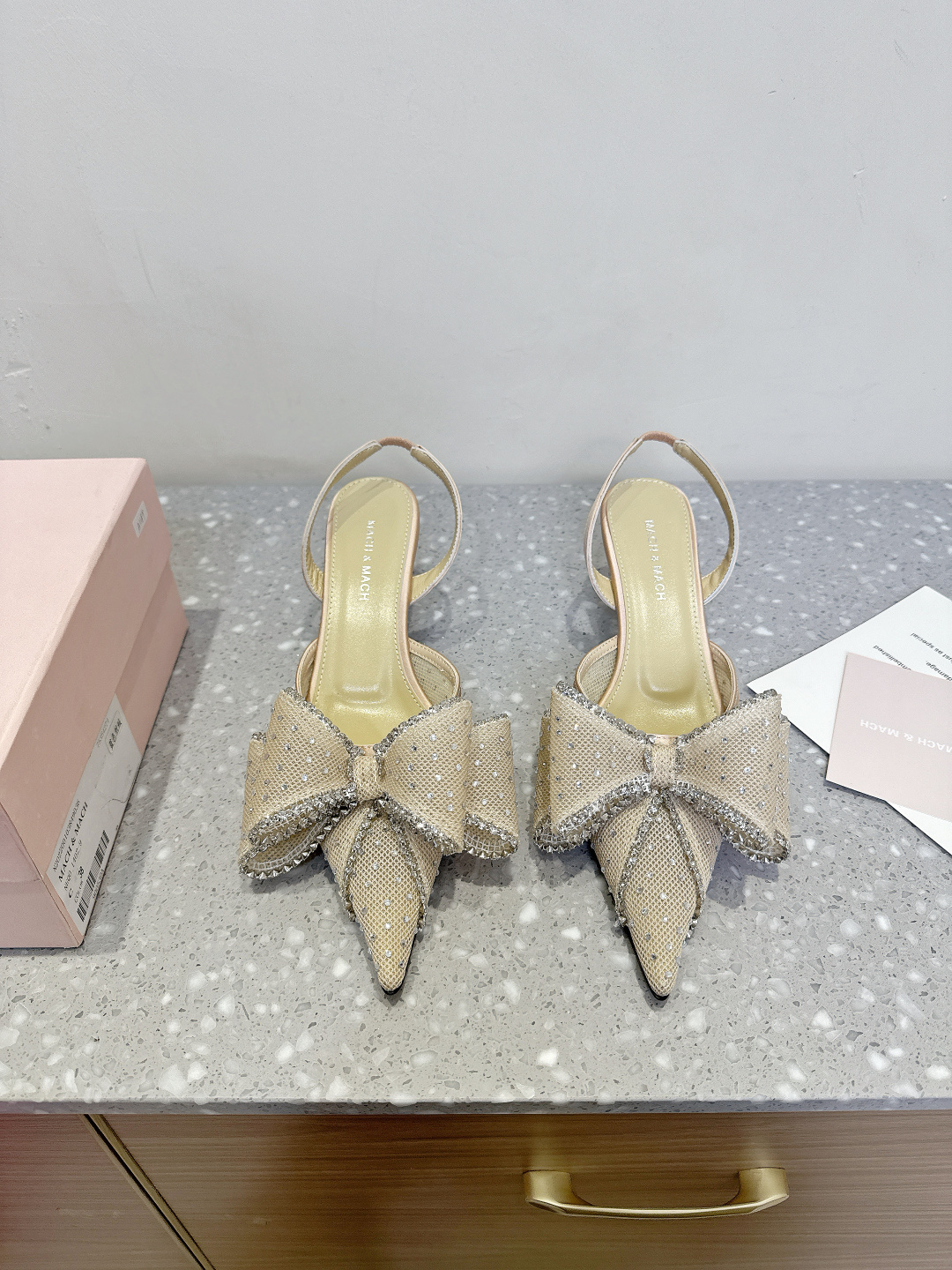 NO:437771,Mach &Mach 25ss Spring and Summer New Style Mesh Hot Diamond Bow Cat Heel Pointed Toe Sandals Beautiful Beautiful High Heels Fairy Floating, Elegant Temperament, Perfectly Decorate Legs!  Simple but not simple, the top choice among temperament models. Whether it is daily commuting or important occasions, these shoes can easily control them and become the focus of the audience!   Breathable mesh fabric, cloudy touch, light and flowing upper is made of original imported lace/risp, inner foot pad sheepskin, heel height 6.5cm, original custom Italian leather outsole, size 35-39 (40.41.42 custom made without return), sandals, sandals, high heels, sheepskin, Leather soles19860909Mach &Mach 25ss春夏新款 网纱 烫钻蝴蝶结 猫跟 尖头 凉鞋 美丽尤物高跟鞋 仙女飘飘,优雅气质,完美修饰腿型 ！ 简约而不简单,气质款中的顶级之选  无论日常通勤还是重要场合,这双鞋都能让你轻松驾驭,成为全场焦点！  透气网纱面料,触感如云,轻盈飘逸  鞋面采用原版进口蕾丝/水钻 内里垫脚羊皮 跟高6.5cm 鞋底原版定制意大利真皮大底 码数35-39（40.41.42定做不退换）,凉鞋,sandals,high heels,sheepskin,Leather soles,Women's Shoes