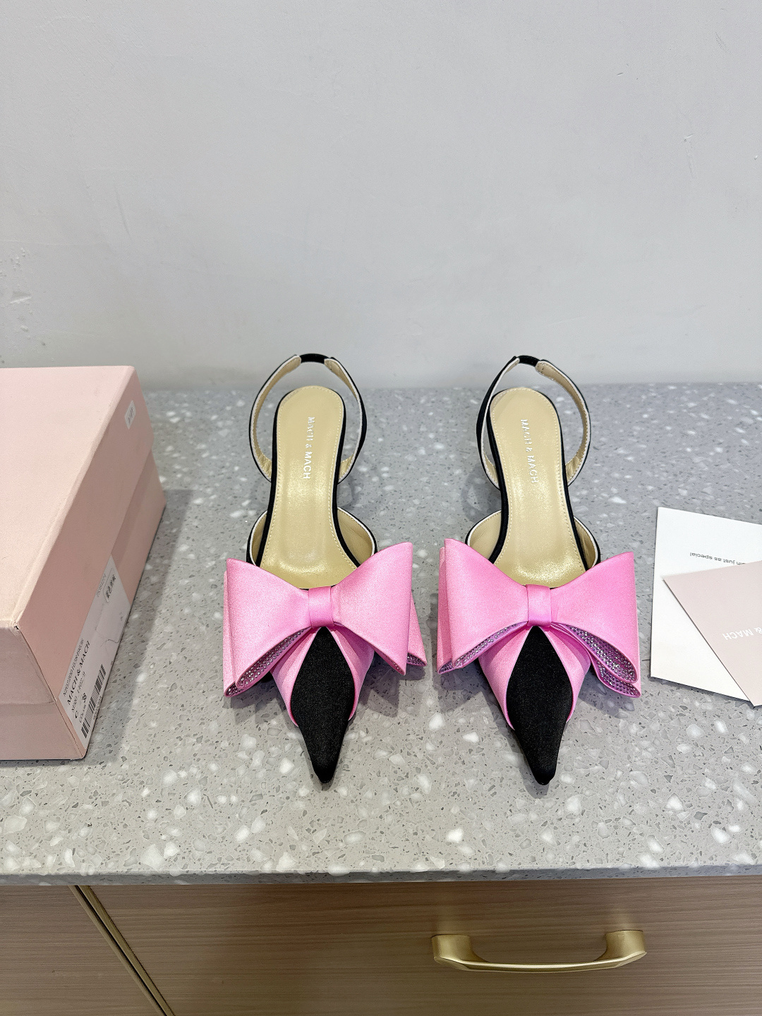 NO:437764,Mach &Mach 25ss Spring and Summer New Style, Hot Diamonds, Bows, Cat Heels, Pointed Sandals, Beautiful Beauty High Heels, Fairy Floating, Elegant Temperament, Perfectly Decorate Legs!  Simple but not simple, the top choice among temperament models. Whether it is daily commuting or important occasions, these shoes can easily control them and become the focus of the audience!   Breathable mesh fabric, cloudy touch, light and flowing upper is made of original imported silk/risp, inner foot pad sheepskin, heel height 6.5cm, original custom Italian leather outsole, size 35-39 (40.41.42 custom made without return), high heels, sandals, high heels, sheepskin, real silk, Leather soles19860909Mach &Mach 25ss春夏新款 烫钻 蝴蝶结 猫跟 尖头 凉鞋 美丽尤物高跟鞋 仙女飘飘,优雅气质,完美修饰腿型 ！ 简约而不简单,气质款中的顶级之选  无论日常通勤还是重要场合,这双鞋都能让你轻松驾驭,成为全场焦点！  透气网纱面料,触感如云,轻盈飘逸  鞋面采用原版进口真丝/水钻 内里垫脚羊皮 跟高6.5cm 鞋底原版定制意大利真皮大底 码数35-39（40.41.42定做不退换）,高跟鞋,sandals,high heels,sheepskin,real silk,Leather soles,Women's Shoes