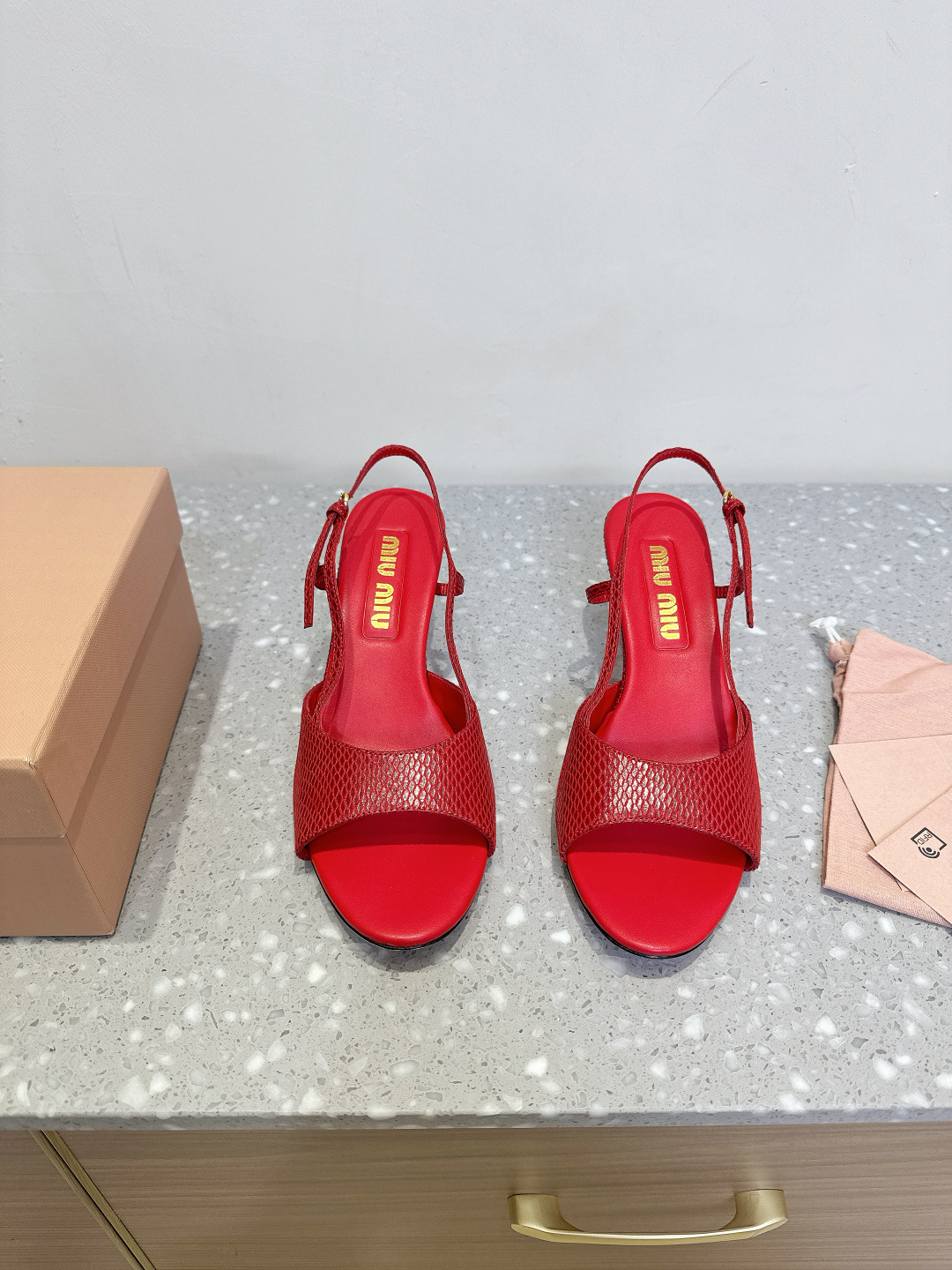 NO:409371,(6.5cm) Miumiu 25ss Spring and Summer New Style, Retro, Snake Pattern, Fish Mouth Sandals, High Heels, Fresh Spring and Summer Color, Beautiful Curve, Kitten Heels, Empty Sandals, Daily Wearing is very good with the shoe edges, and there is an exclusive logo style to show your elegant charm!  The upper is made of original imported snake pattern cowhide, inner foot pad sheepskin, heel height 6.5cm, original custom Italian leather outsole, size 35-40 (40 custom made, non-return and exchange), high heels, miumiu, sandals, high heels, cowhide, sheepskin, Leather soles19860909（6.5cm）Miumiu 缪缪 25ss春夏新款 复古 蛇纹 鱼嘴 凉鞋 高跟鞋 春夏清新配色 曲线优美,小猫跟后空凉鞋 日常穿搭都很搭配鞋边有专属标识性Logo格调上脚尽显优雅魅力！ 鞋面采用原版进口蛇纹牛皮 内里垫脚羊皮 跟高6.5cm 鞋底原版定制意大利真皮大底 码数35-40（40 定做不退换）,高跟鞋凉鞋,miumiu,sandals,high heels,cowhide,sheepskin,Leather soles,Women's Shoes