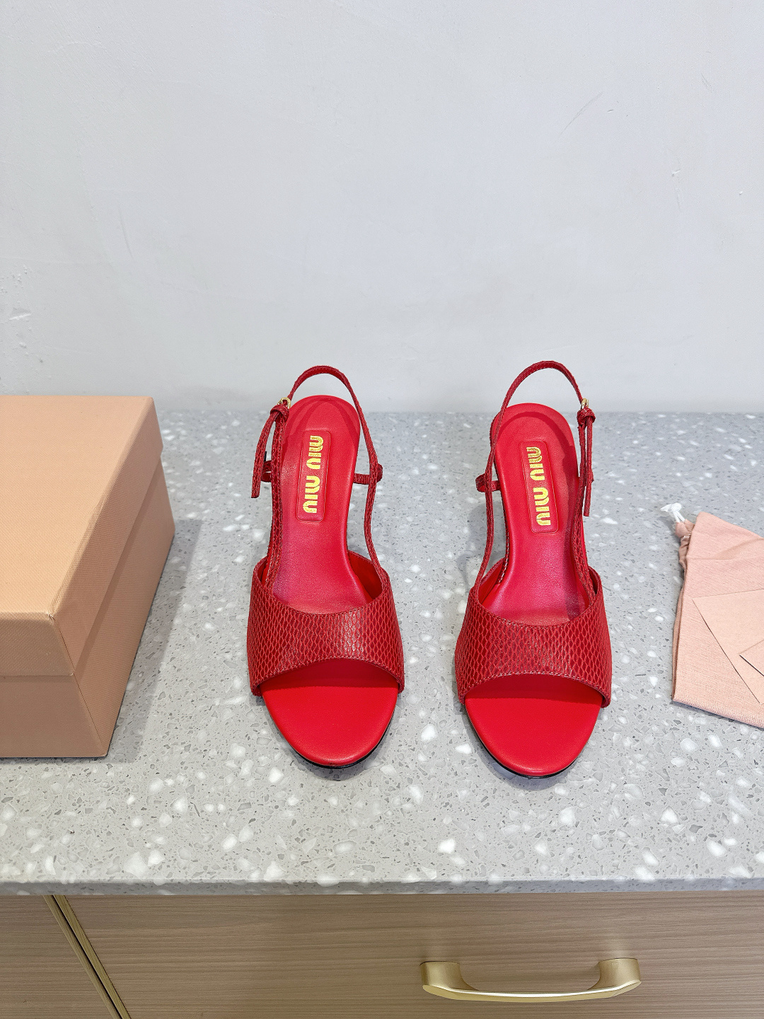 NO:409374,(8.5cm) Miumiu 25ss Spring and Summer New Style, Retro, Snake Pattern, Fish Mouth Sandals, High Heels, Fresh Spring and Summer Color, Beautiful Curve, Kitten Heels, Empty Sandals, Daily Wearing is very good with the shoe edges, and there is an exclusive logo style to show your elegant charm!  The upper is made of original imported snake pattern cowhide, inner foot pad sheepskin, heel height 8.5cm, original custom Italian leather outsole, size 35-40 (40 custom made, non-return and exchange), high heels, miumiu, sandals, high heels, cowhide, sheepskin, Leather soles19860909（8.5cm）Miumiu 缪缪 25ss春夏新款 复古 蛇纹 鱼嘴 凉鞋 高跟鞋 春夏清新配色 曲线优美,小猫跟后空凉鞋 日常穿搭都很搭配鞋边有专属标识性Logo格调上脚尽显优雅魅力！ 鞋面采用原版进口蛇纹牛皮 内里垫脚羊皮 跟高8.5cm 鞋底原版定制意大利真皮大底 码数35-40（40 定做不退换）,高跟鞋凉鞋,miumiu,sandals,high heels,cowhide,sheepskin,Leather soles,Women's Shoes