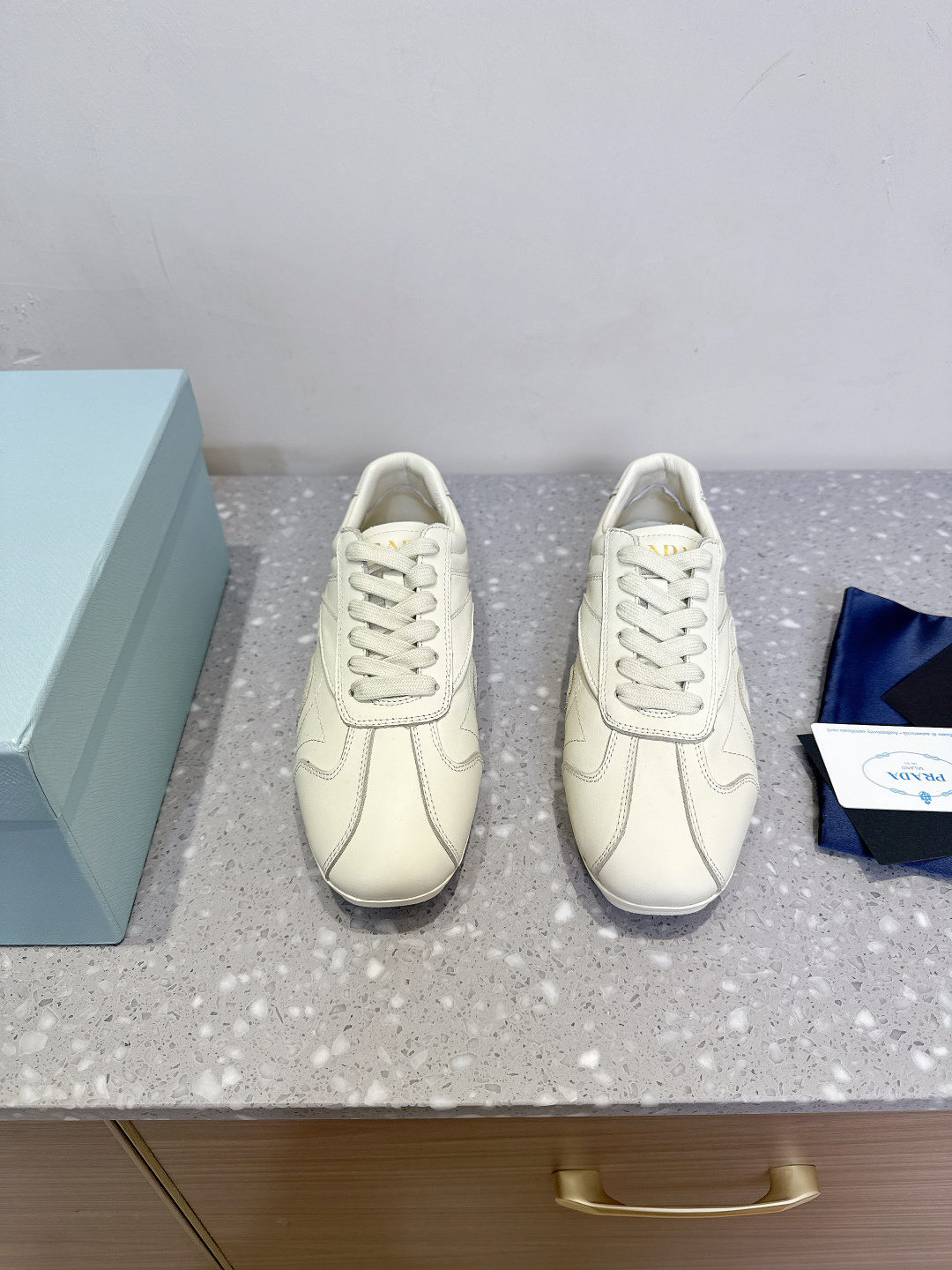 NO:392172,Cowhide Prada Prada 25ss Spring and Summer New Desert Shoes Casual Shoes are precision-made, even stitching, and unobstructed leather texture. Multi-color splicing, fashionable and generous, soft, comfortable and breathable, with PRADA letter logo on the outside. P matches with fabric inner, silver-silver logo cowhide foot pads, P-fabric exclusive rubber sole, fine workmanship, and a versatile product for travel!  The upper is made of original imported cowhide/mercerized beef reverse velvet inner foot pad sheepskin original customized rubber sole Size35-40 (40 custom made without return or exchange), casual shoes/sports shoes, prada, prada, sneakers, cowhide, sheepskin19860909牛皮Prada 普拉达 25ss春夏新款 德训鞋 休闲鞋 精工制造,缝线均匀,皮质质感一览无余,多色拼接,时尚大方,柔软舒适透气,外侧饰有PRADA字母徽标 搭配织物内里,烫银logo牛皮脚垫,搭配P家专属橡胶大底,细节精工细作,出行百搭佳品！ 鞋面采用原版进口牛皮/丝光牛反绒 内里垫脚羊皮 鞋底原版定制橡胶大底 Size35-40（40订做不退换）,休闲鞋/运动鞋,prada,prada,sneakers,cowhide,sheepskin,Women's Shoes