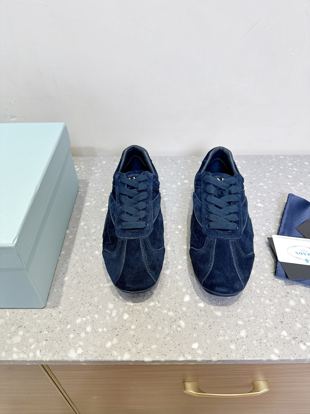 NO:392175,Niujing Prada Prada 25ss Spring and Summer New Desert Shoes Casual Shoes are precision-made, with even stitching and unobstructed leather texture, multi-color splicing, fashionable and generous, soft, comfortable and breathable, with PRADA letter logo on the outside, matched with fabric inner, silver-silver logo cowhide feet pads, paired with P's exclusive rubber sole, fine details and fine work, and a versatile product for travel!  The upper is made of original imported cowhide/mercerized beef reverse velvet inner foot pad sheepskin original customized rubber sole Size35-40 (40 custom made without return or exchange), casual shoes/sports shoes, prada, prada, sneakers, cowhide, sheepskin19860909牛京Prada 普拉达 25ss春夏新款 德训鞋 休闲鞋 精工制造,缝线均匀,皮质质感一览无余,多色拼接,时尚大方,柔软舒适透气,外侧饰有PRADA字母徽标 搭配织物内里,烫银logo牛皮脚垫,搭配P家专属橡胶大底,细节精工细作,出行百搭佳品！ 鞋面采用原版进口牛皮/丝光牛反绒 内里垫脚羊皮 鞋底原版定制橡胶大底 Size35-40（40订做不退换）,休闲鞋/运动鞋,prada,prada,sneakers,cowhide,sheepskin,Women's Shoes