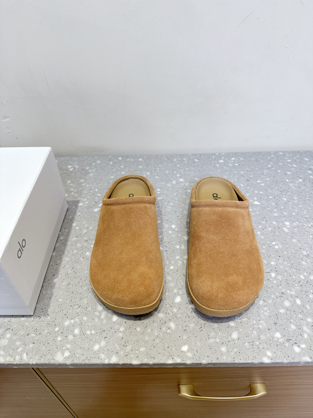 NO:392776,(Out in stock) ALO Niche trendy brand 25ss Spring and Summer New Style Flat Boken Half Drag This alo knows girls better than Nike!  Super versatile!  And super comfortable!  It looks better when putting on socks!  Super comfortable to wear. The overall shoe is also a classic color-blocking contrasting design with the delicate leather texture on the upper. The fabric is made of original imported Niujing, inner foot pad cowhide, original custom anti-slip rubber sole Size35-40 (40 custom-made without return and exchange), semi-torque, cowhide19860909（现货出）ALO 小众潮牌 25ss春夏新款 平底 博肯 半拖 这款alo比耐克更懂女生！上脚超级百搭！而且超级舒适！ 套上袜套搭配更好看！上脚超级舒服 鞋子整体也是经典的拼色撞色设计搭配鞋面细腻的真皮纹路肌理感 面料采用原版进口牛京 内里垫脚牛皮 鞋底原版定制防滑橡胶大底 Size35-40（40定制不退换）,半拖,cowhide,Women's Shoes