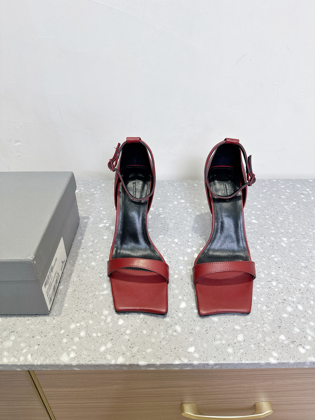 NO:392165,BALENCIAGA 25ss Spring and Summer New Square Toe High Heels Sandals The most special thing is the built-in waistline water table design, which makes the whole pair of shoes look very beautiful. 'Make a pair of single shoes inside and then wrap it with a whole pair of fabrics' The upper is made of original imported cowhide, inner foot pad sheepskin, original custom leather sole Size35-41 (40.41 Custom made without return or exchange), high heels sandals, balenciaga, balenciaga, sandals, high heels, cowhide, sheepskin, Leather soles19860909BALENCIAGA 巴黎世家 25ss春夏新款 方头 高跟 凉鞋  最特别之处就是内置的腰线水台设计 使整双鞋看上去线条非常优美 “里面先做一对单鞋 再用面料整双包裹” 鞋面采用原版进口牛皮 内里垫脚羊皮 鞋底原版定制真皮大底 Size35-41（40.41 定做不退换）,高跟鞋凉鞋,balenciaga,balenciaga,sandals,high heels,cowhide,sheepskin,Leather soles,Women's Shoes