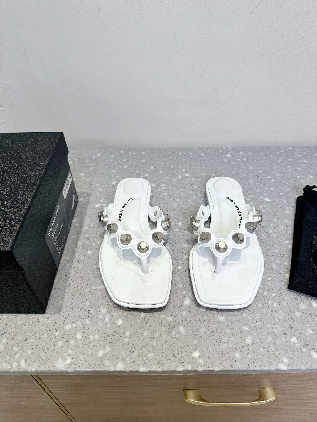 NO:392164,Alexander Wang 25ss Spring and Summer New Style Button Pin Clip Toe Slippers Sexy Steel Ball Edge High-end Elegance Overall Personality It looks good in summer with trousers and skirts, refreshing and decent. The comfort is very good and gives people a soft and gentle but elegant feeling. The upper is made of original imported cowhide/willow nails, inner foot pad sheepskin, sole original Italian imported leather sole Size35-41 (40.41 custom made without return or exchange), split-toe shoes, alexander wang, slippers, skirts, cowhide, sheepskin, Leather soles19860909Alexander Wang 亚历山大王 25ss春夏新款 钮钉 夹趾 拖鞋 性感钢珠包边高级优雅 整体不失个性 夏天搭配裤装裙装都好看,清爽得体 舒适度很好在视觉上就给人一种柔软温和但又很高雅的感 鞋面采用原版进口牛皮/柳钉 内里垫脚羊皮 鞋底原版意大利进口真皮大底 Size35-41（40.41订做不退换）,分趾鞋,alexander wang,slippers,skirts,cowhide,sheepskin,Leather soles,Women's Shoes