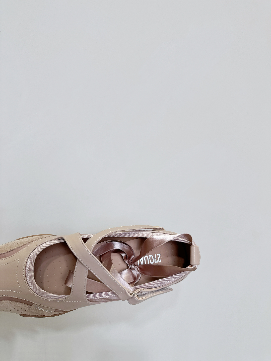 Title: Spring and Summer Fashion Sneakers with Mix of Sports and Retro Elements Summary: P720 sneakers at 27QUAI blend boxing and ballet inspirations, offering style, comfort, and sport - 图片 8