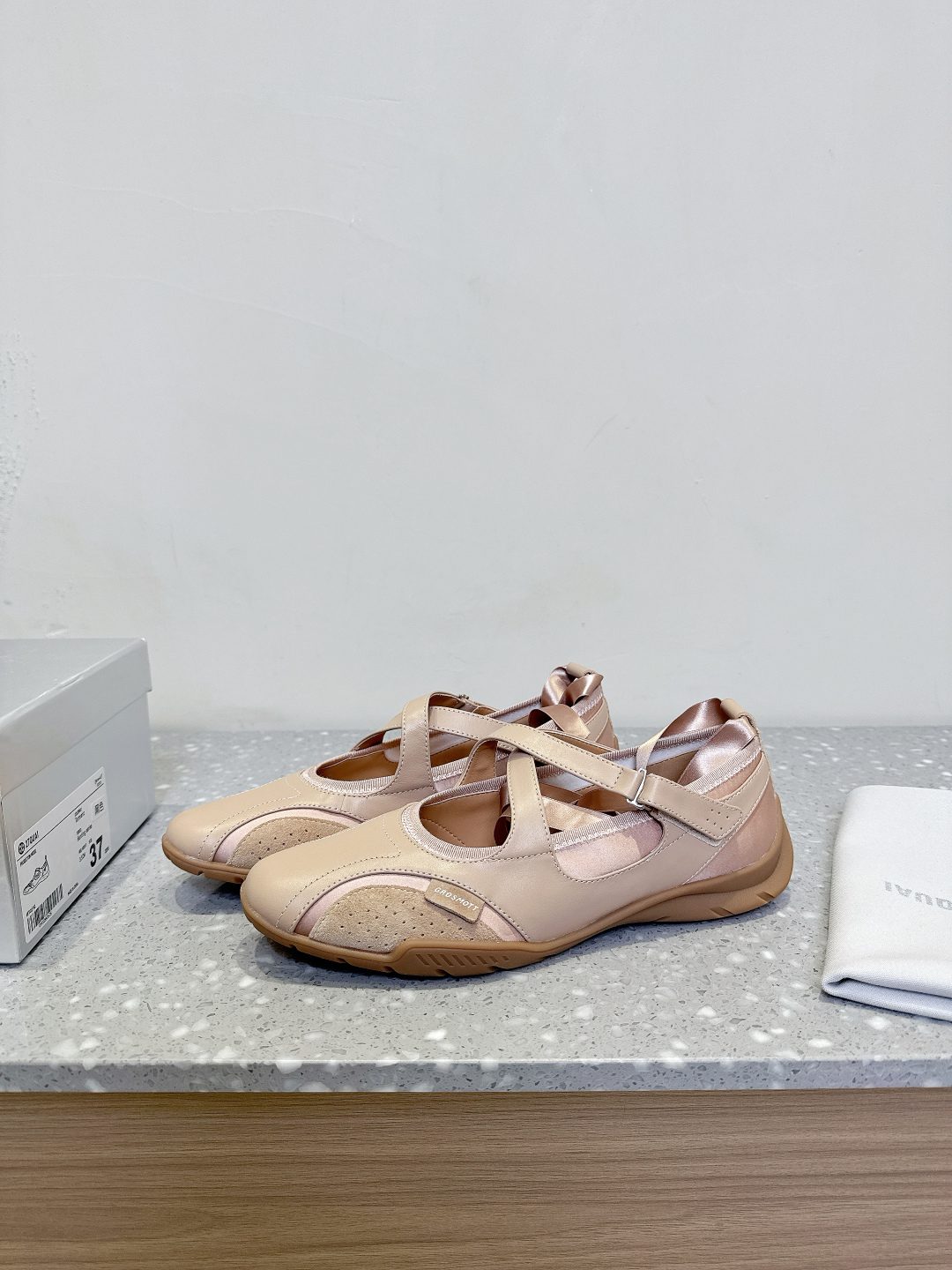 Title: Spring and Summer Fashion Sneakers with Mix of Sports and Retro Elements Summary: P720 sneakers at 27QUAI blend boxing and ballet inspirations, offering style, comfort, and sport - 图片 3