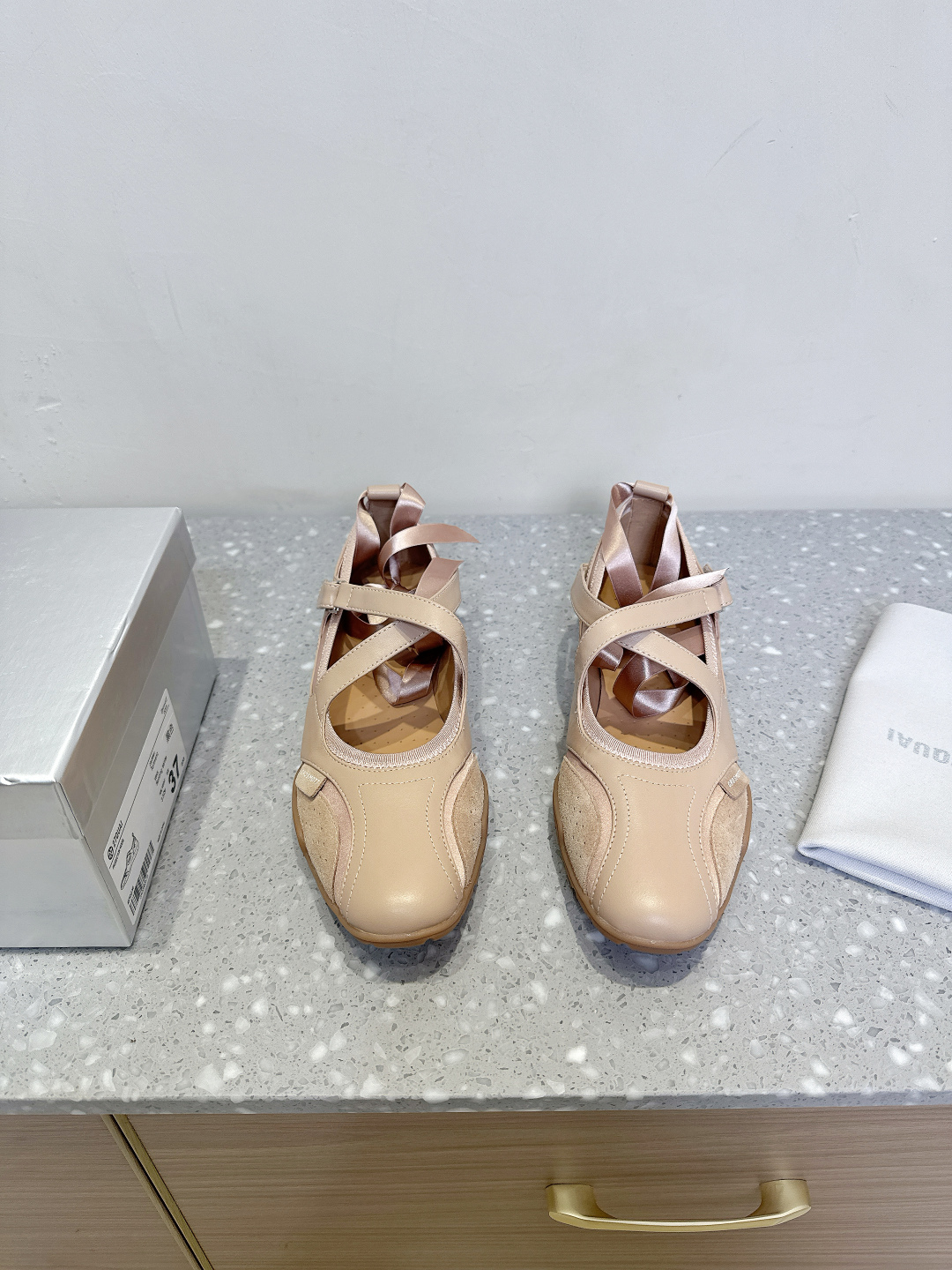 Title: Spring and Summer Fashion Sneakers with Mix of Sports and Retro Elements Summary: P720 sneakers at 27QUAI blend boxing and ballet inspirations, offering style, comfort, and sport