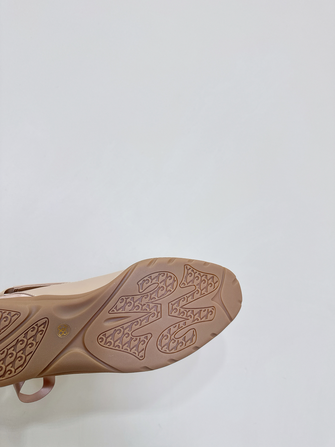 Title: Spring and Summer Fashion Sneakers with Mix of Sports and Retro Elements Summary: P720 sneakers at 27QUAI blend boxing and ballet inspirations, offering style, comfort, and sport - 图片 9
