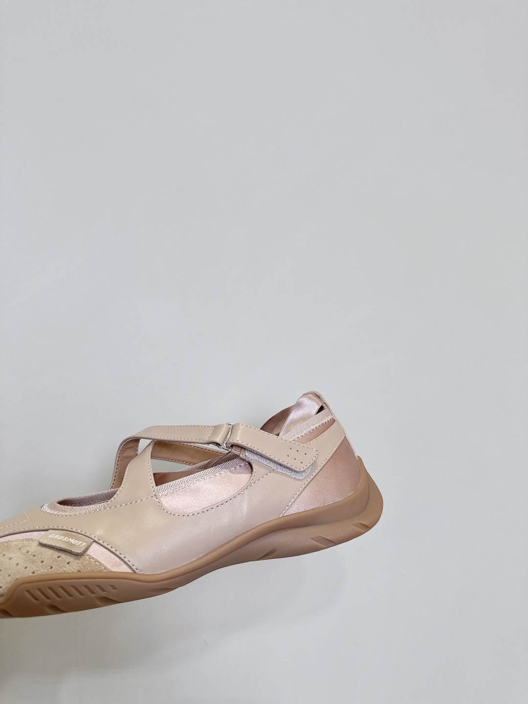 Title: Spring and Summer Fashion Sneakers with Mix of Sports and Retro Elements Summary: P720 sneakers at 27QUAI blend boxing and ballet inspirations, offering style, comfort, and sport - 图片 7