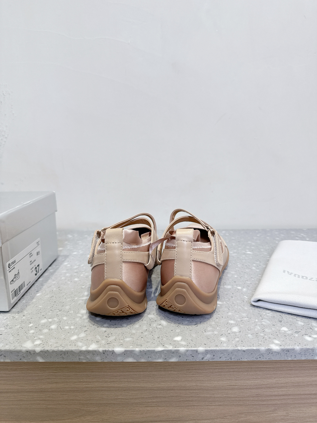 Title: Spring and Summer Fashion Sneakers with Mix of Sports and Retro Elements Summary: P720 sneakers at 27QUAI blend boxing and ballet inspirations, offering style, comfort, and sport - 图片 6