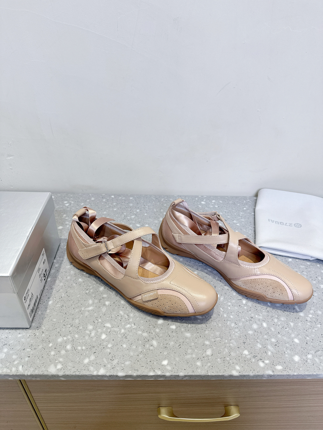 Title: Spring and Summer Fashion Sneakers with Mix of Sports and Retro Elements Summary: P720 sneakers at 27QUAI blend boxing and ballet inspirations, offering style, comfort, and sport - 图片 4